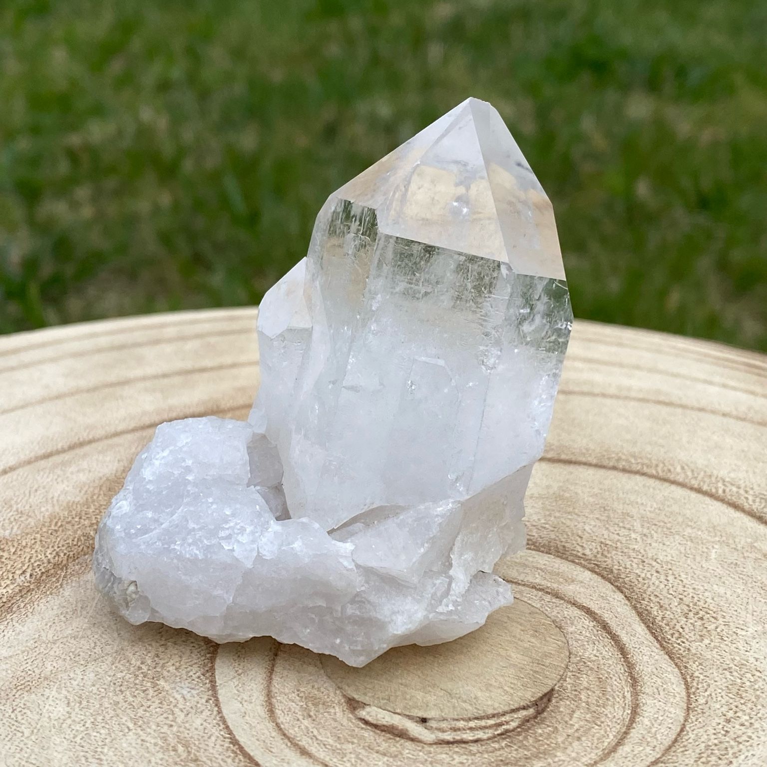 Druse de cristal de roche naturel, pierre de lumière et d'amplification énergétique, décoration minérale et outil de purification Les Merveilles by Pauline