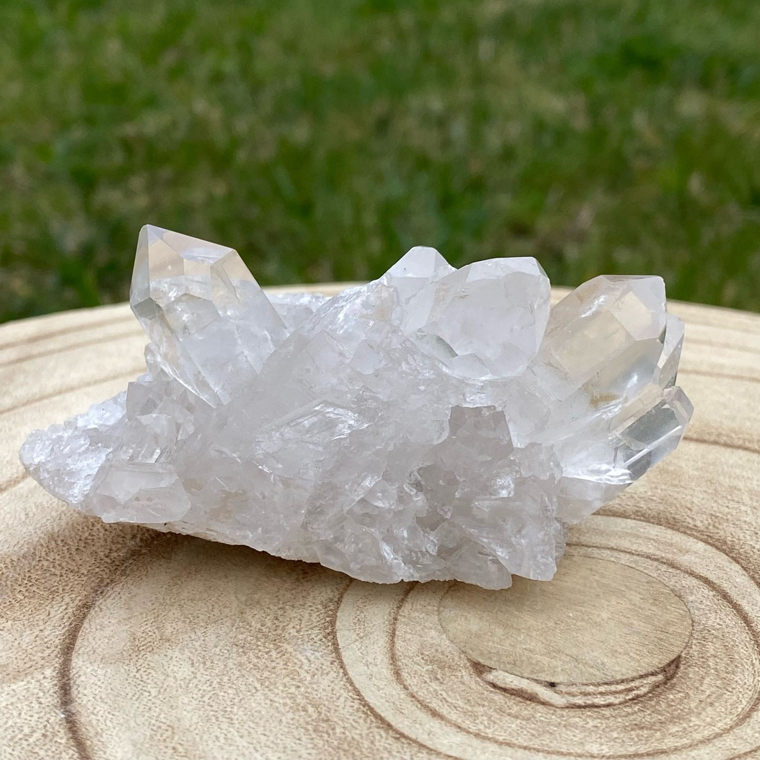 Druse de cristal de roche naturel, pierre de lumière et d'amplification énergétique, décoration minérale et outil de purification Les Merveilles by Pauline