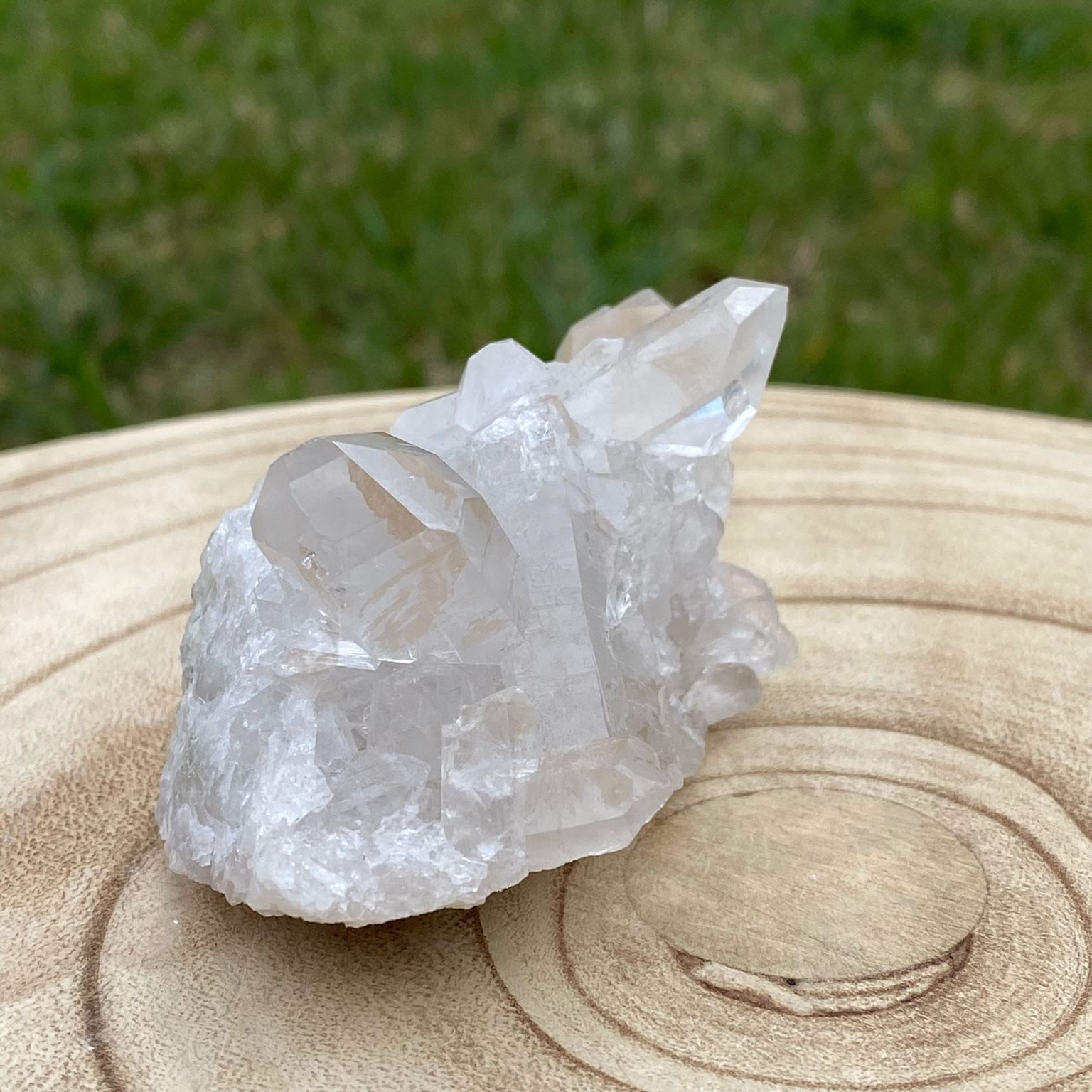 Druse de cristal de roche naturel, pierre de lumière et d'amplification énergétique, décoration minérale et outil de purification Les Merveilles by Pauline