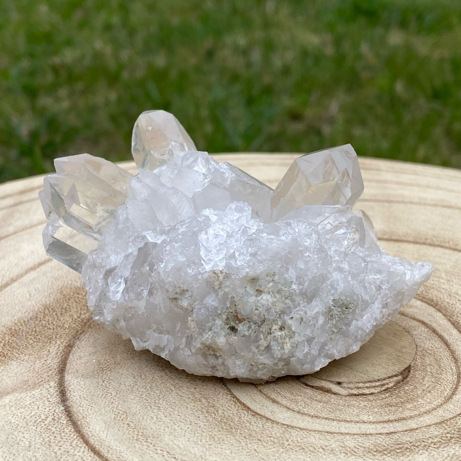 Druse de cristal de roche naturel, pierre de lumière et d'amplification énergétique, décoration minérale et outil de purification Les Merveilles by Pauline