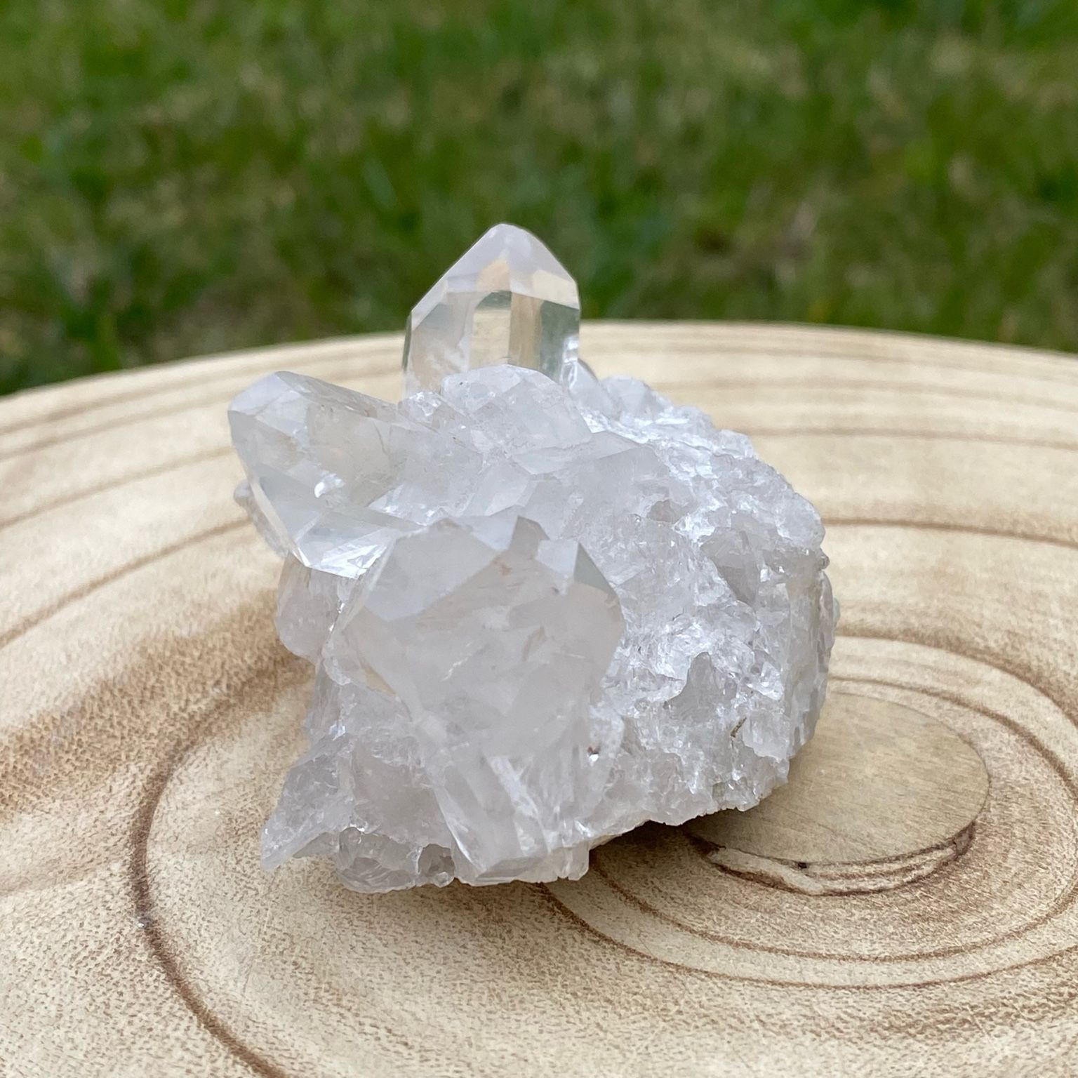 Druse de cristal de roche naturel, pierre de lumière et d'amplification énergétique, décoration minérale et outil de purification Les Merveilles by Pauline