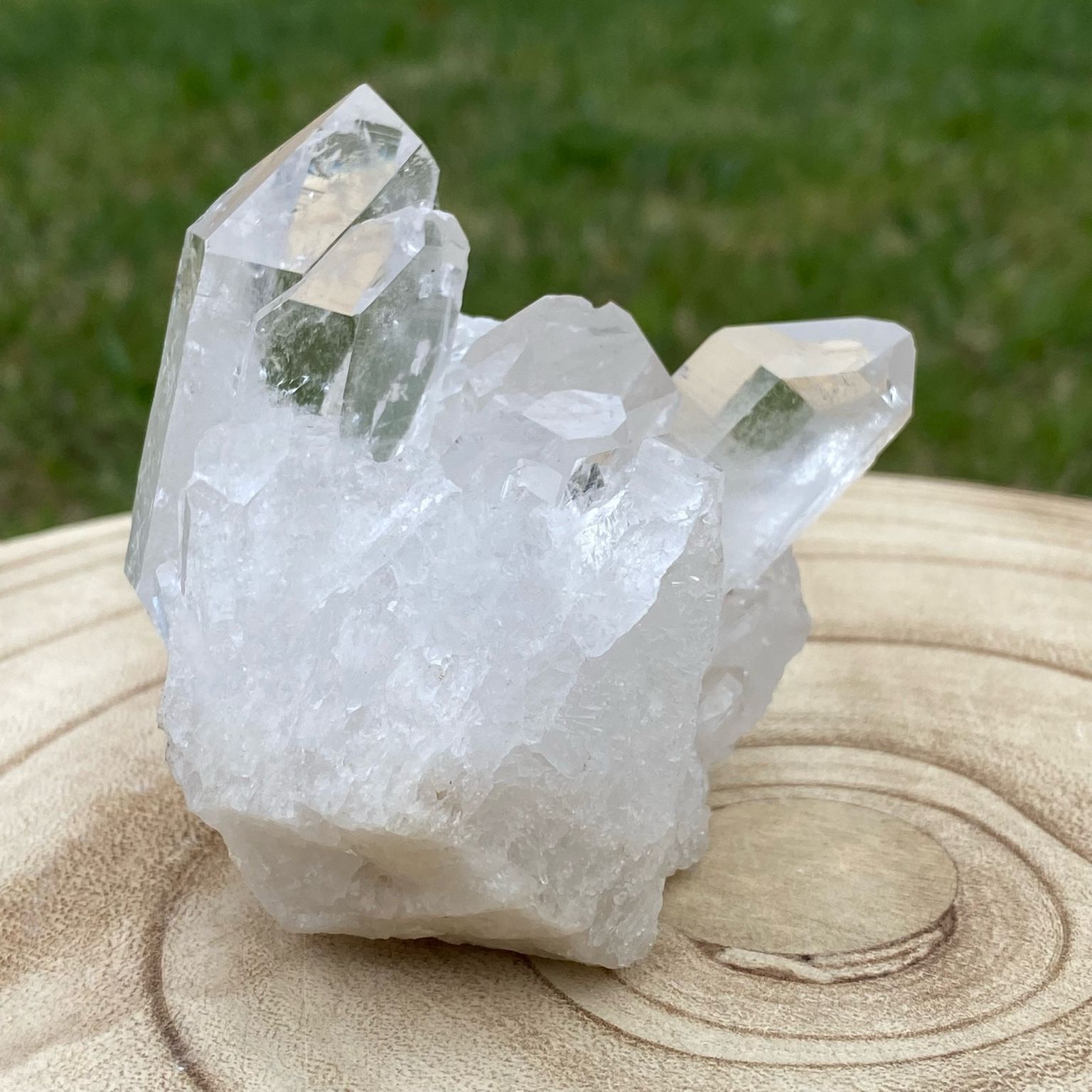 Druse de cristal de roche naturel, pierre de lumière et d'amplification énergétique, décoration minérale et outil de purification Les Merveilles by Pauline