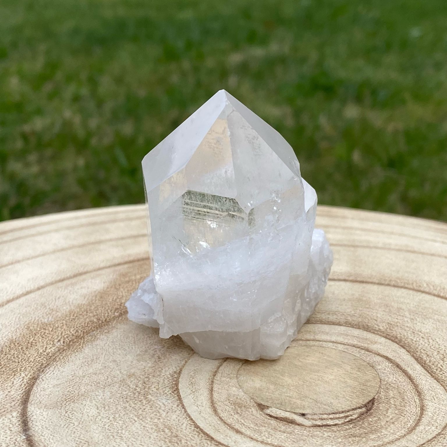 Druse de cristal de roche naturel, pierre de lumière et d'amplification énergétique, décoration minérale et outil de purification Les Merveilles by Pauline