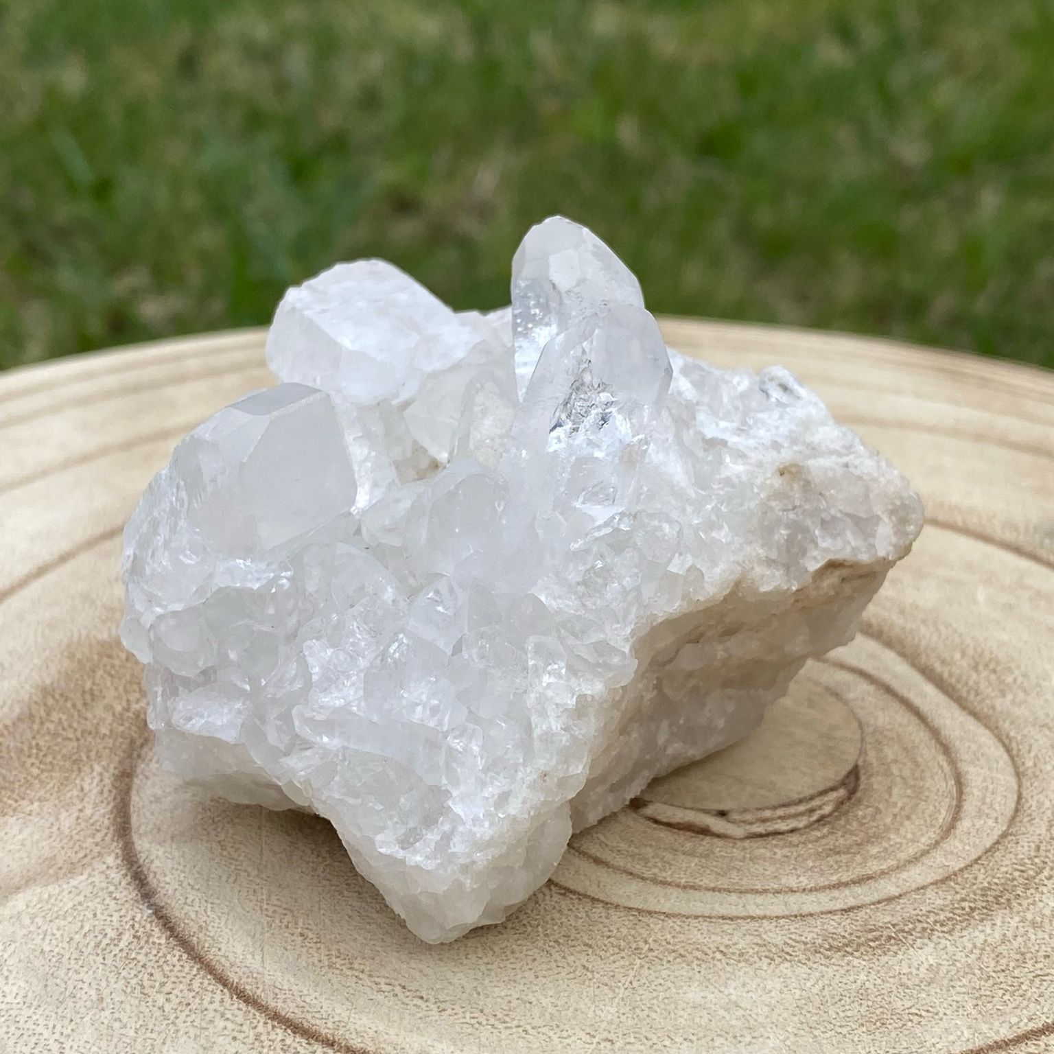 Druse de cristal de roche naturel, pierre de lumière et d'amplification énergétique, décoration minérale et outil de purification Les Merveilles by Pauline