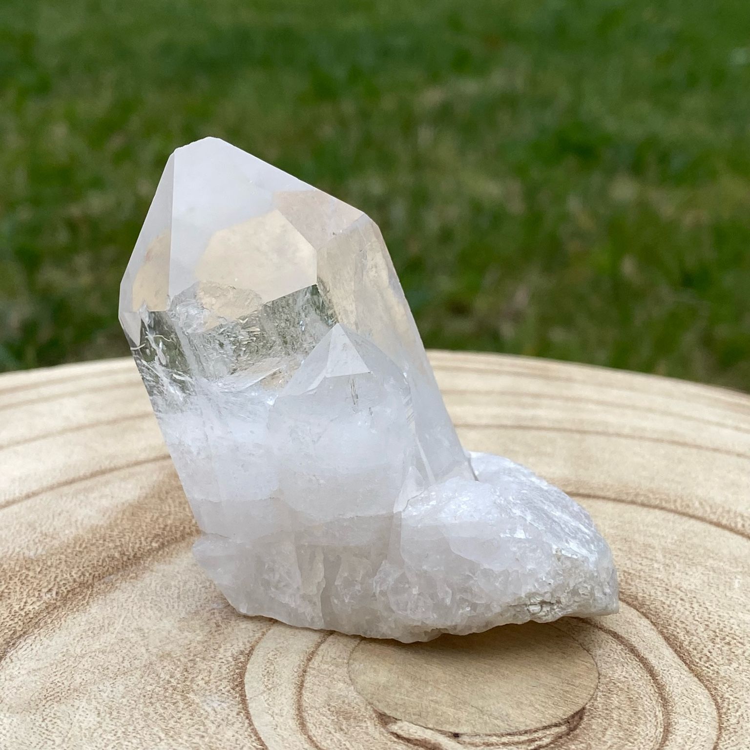 Druse de cristal de roche naturel, pierre de lumière et d'amplification énergétique, décoration minérale et outil de purification Les Merveilles by Pauline