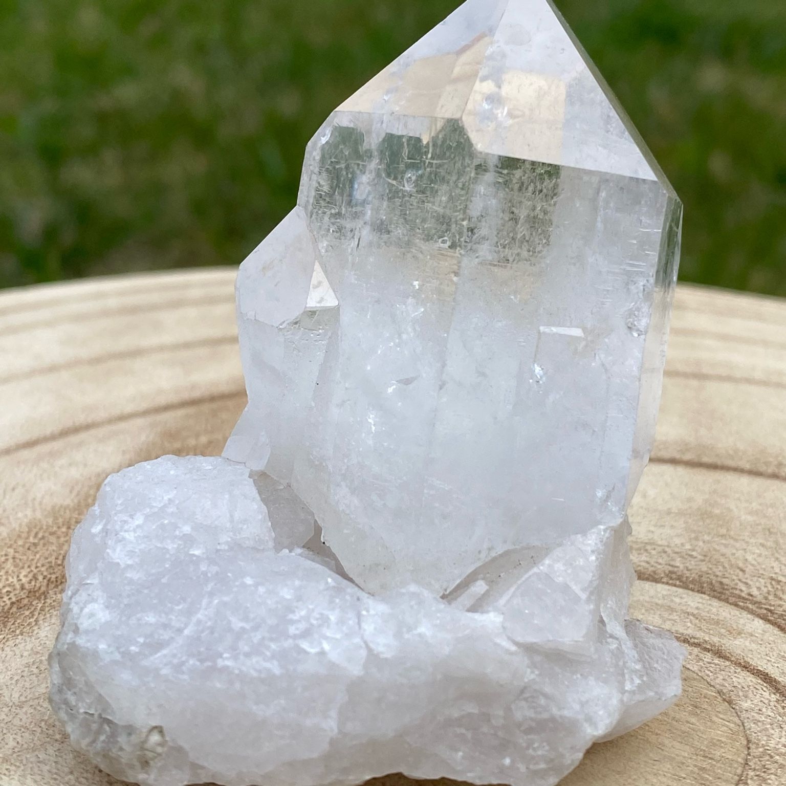 Druse de cristal de roche naturel, pierre de lumière et d'amplification énergétique, décoration minérale et outil de purification Les Merveilles by Pauline