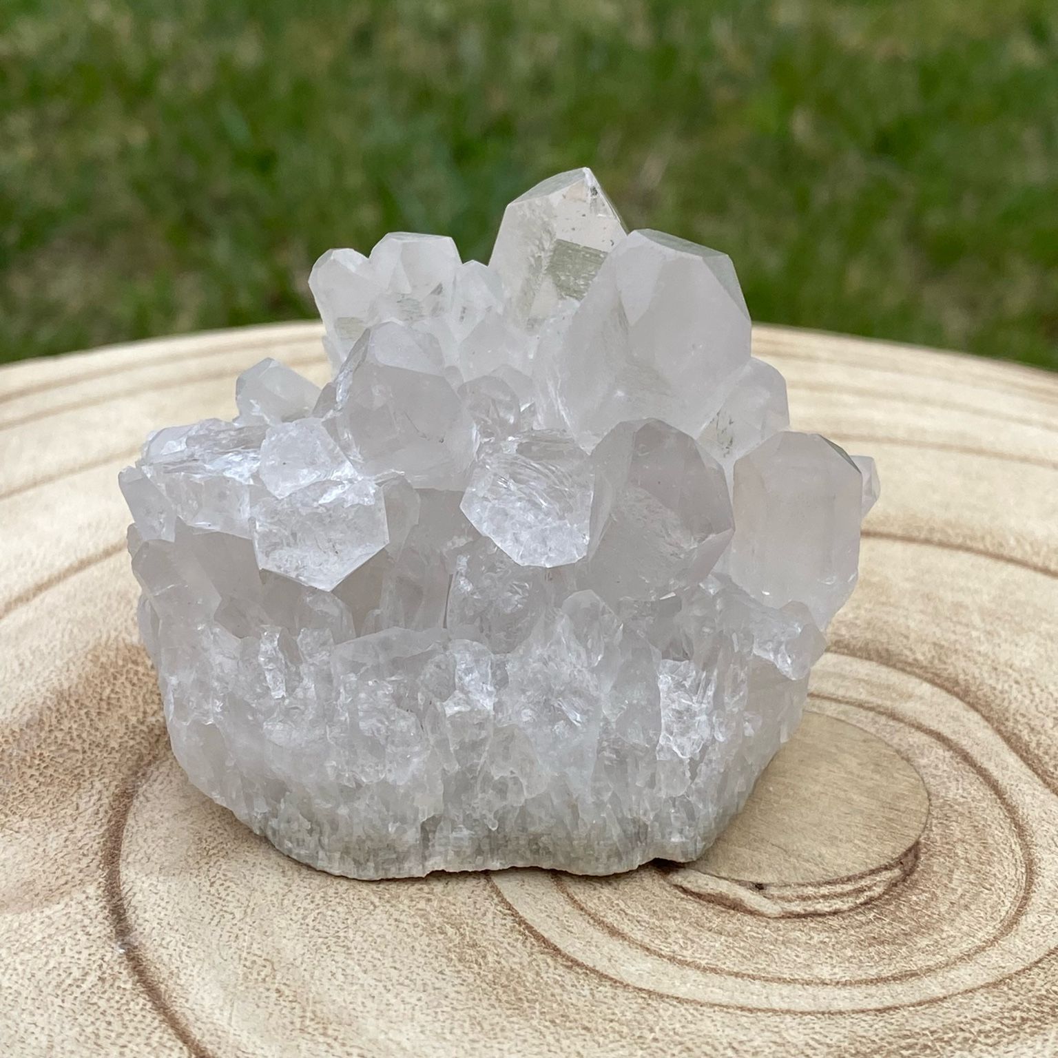 Druse de cristal de roche naturel, pierre de lumière et d'amplification énergétique, décoration minérale et outil de purification Les Merveilles by Pauline