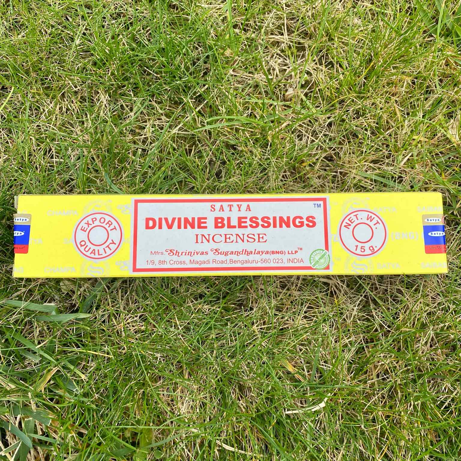 Encens Satya Divine Blessings, arôme doux et sacré pour attirer les énergies positives et la sérénité. Pour purifier l’atmosphère, les minéraux et les bijoux en pierres naturelles.