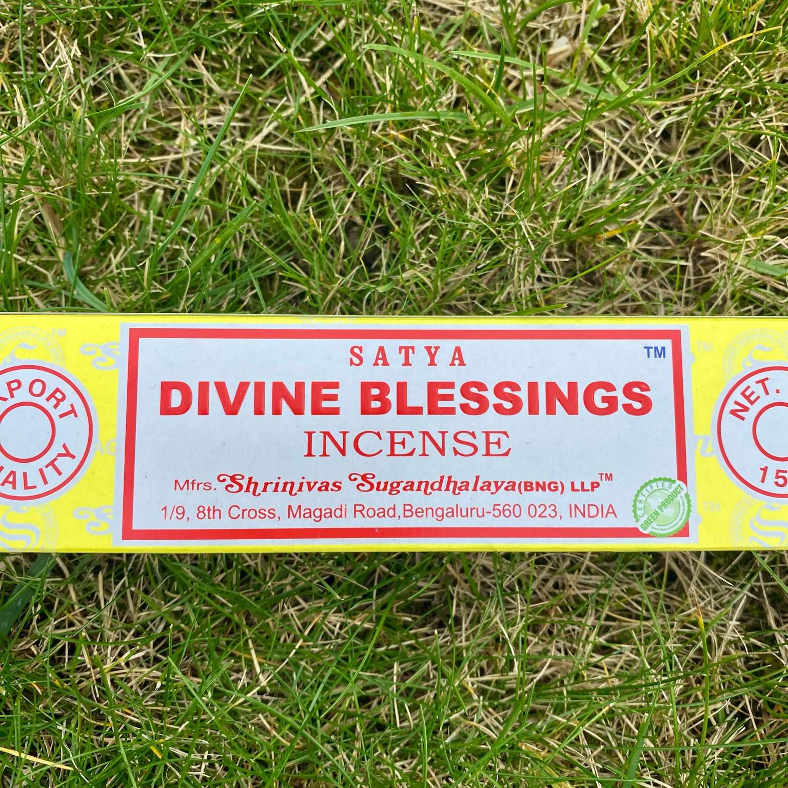 Encens Satya Divine Blessings, arôme doux et sacré pour attirer les énergies positives et la sérénité. Pour purifier l’atmosphère, les minéraux et les bijoux en pierres naturelles.