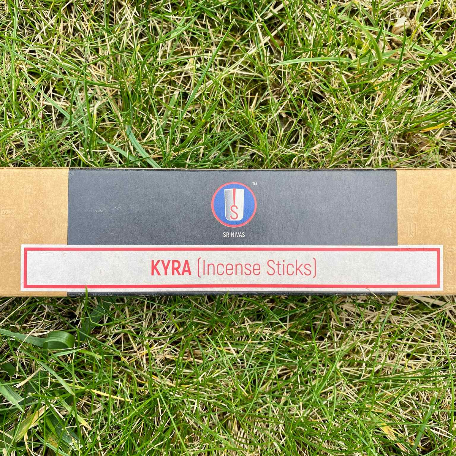 Encens Satya Kyra, bâtonnets d’encens naturel au parfum envoûtant, idéal pour méditation et relaxation. Pour purifier l’atmosphère, les minéraux et les bijoux en pierres naturelles.