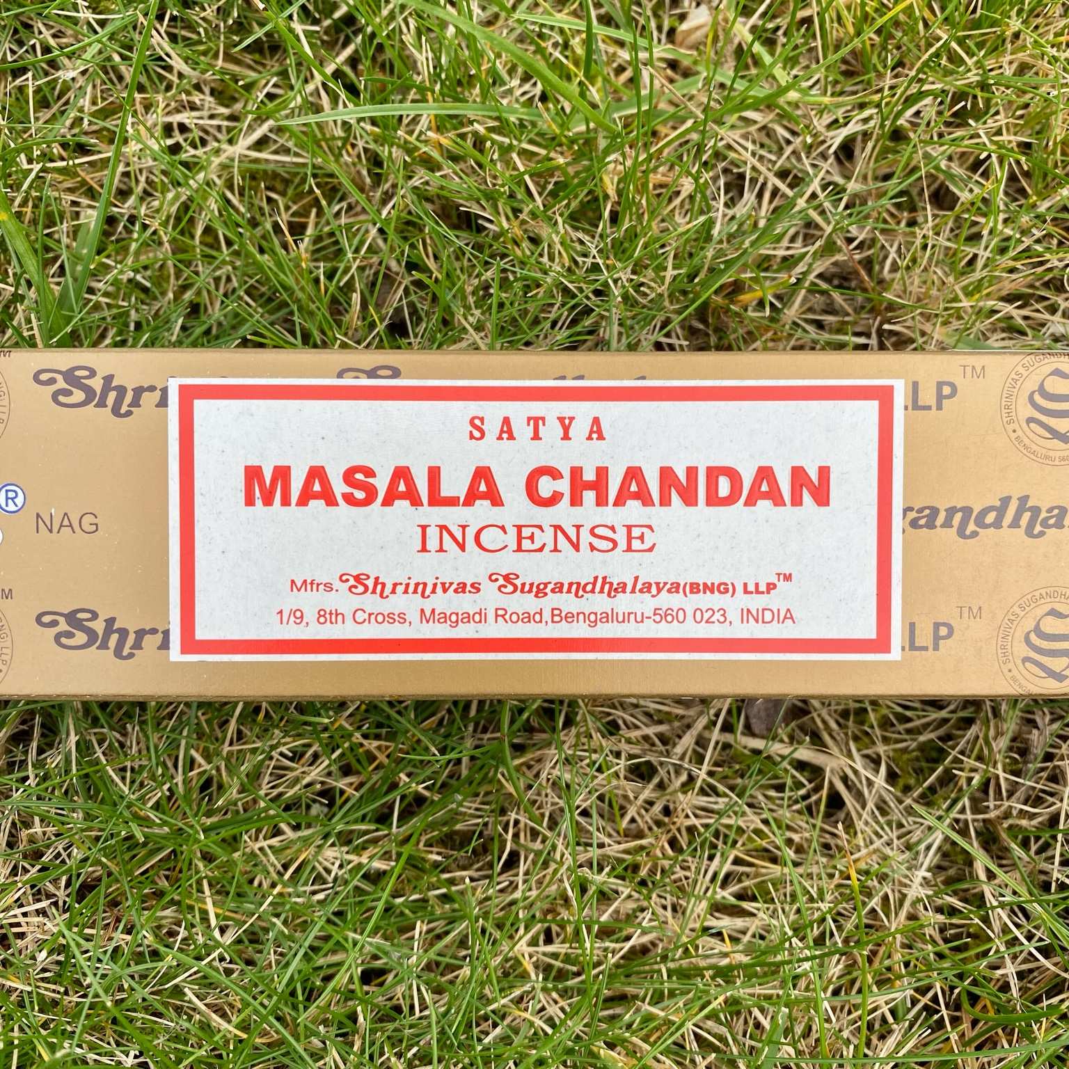 Encens Satya Masala Chandan au bois de santal, favorise la paix intérieure et la purification des lieux. Pour purifier l’atmosphère, les minéraux et les bijoux en pierres naturelles.