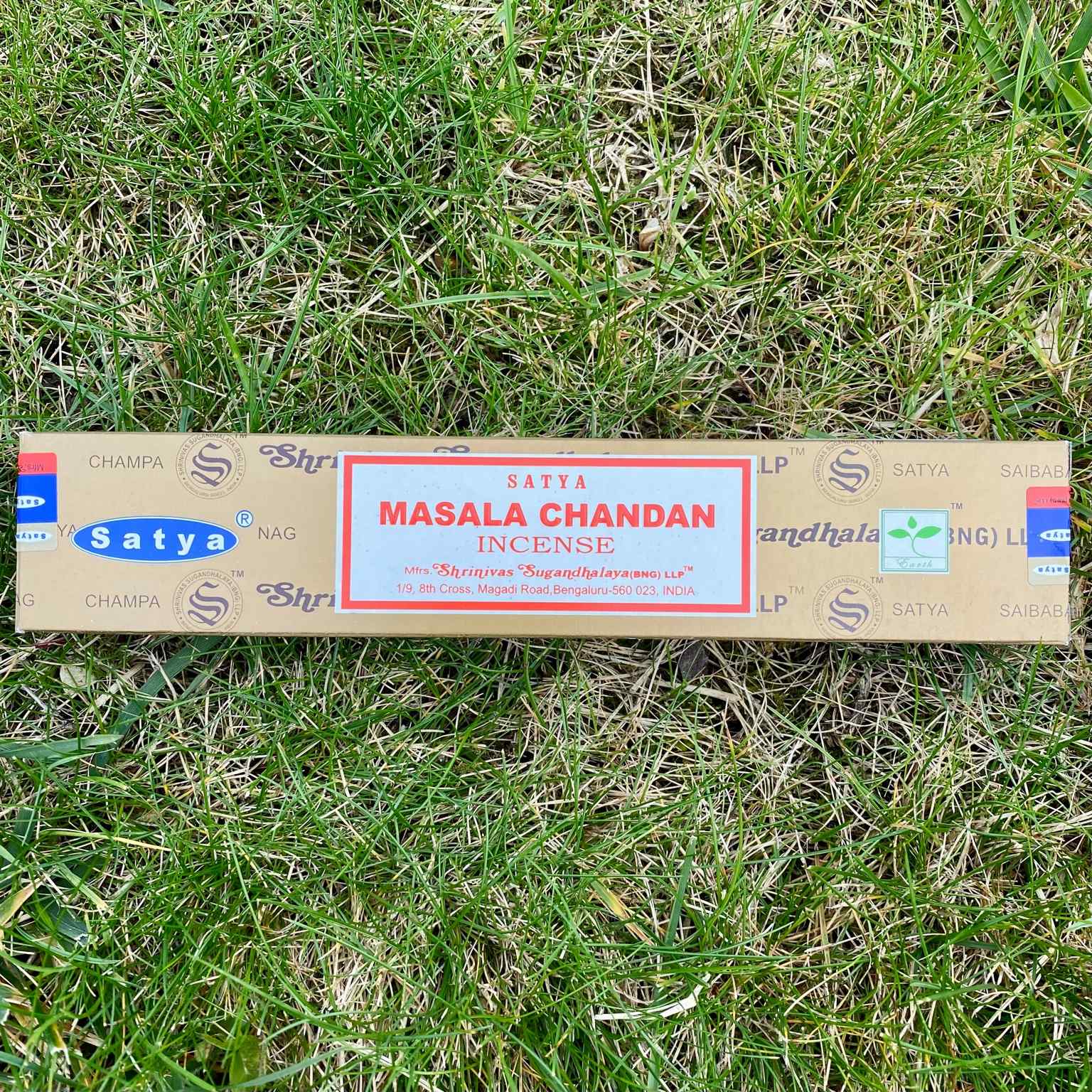 Encens Satya Masala Chandan au bois de santal, favorise la paix intérieure et la purification des lieux. Pour purifier l’atmosphère, les minéraux et les bijoux en pierres naturelles.