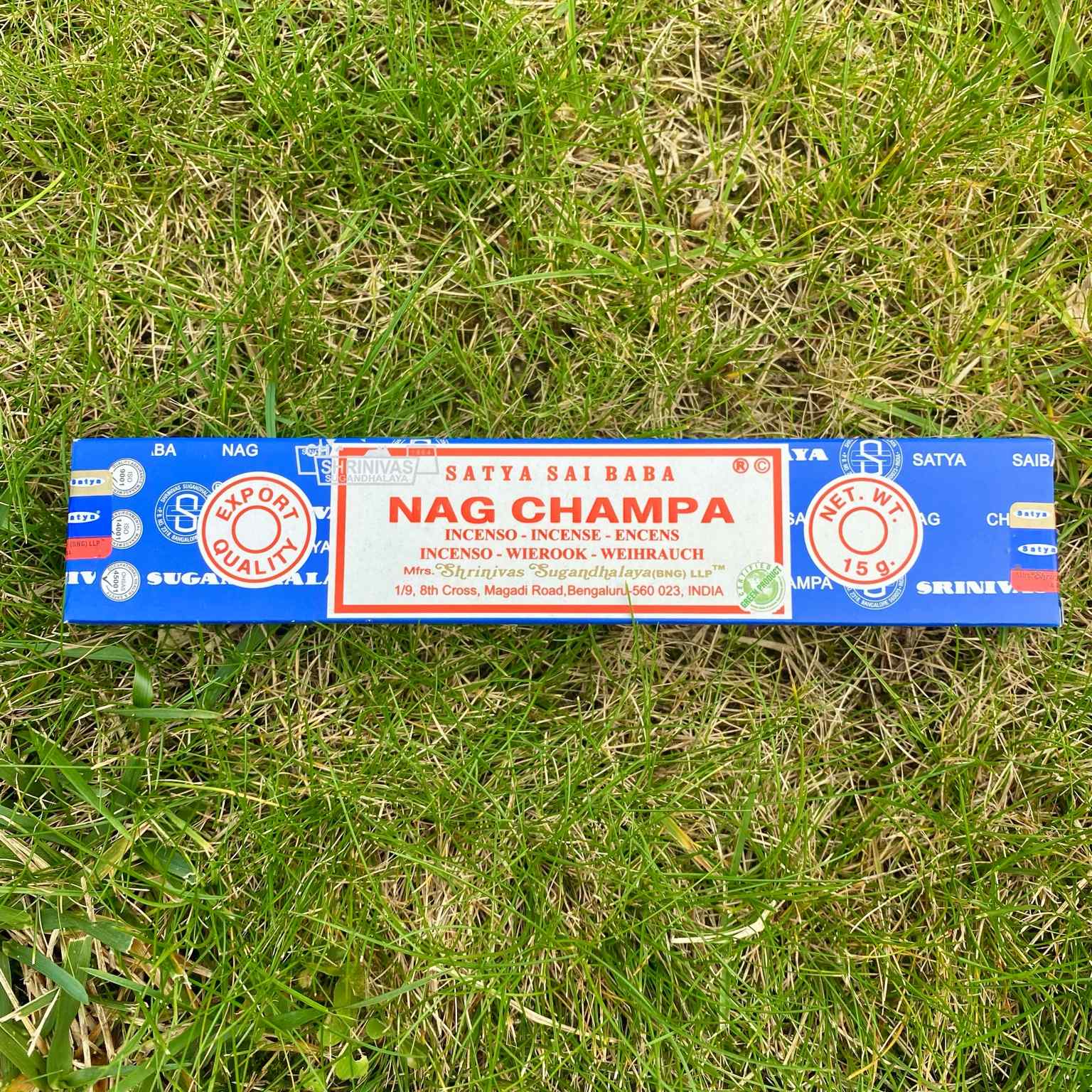 Encens Satya Nag Champa, senteur florale et boisée emblématique, parfait pour la détente et les rituels. Pour purifier l’atmosphère, les minéraux et les bijoux en pierres naturelles.