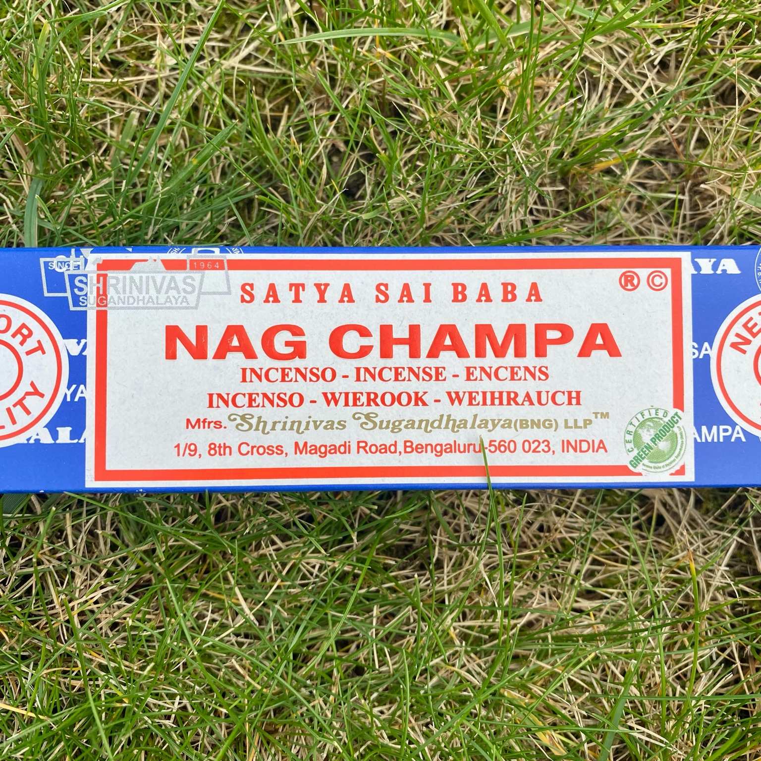 Encens Satya Nag Champa, senteur florale et boisée emblématique, parfait pour la détente et les rituels. Pour purifier l’atmosphère, les minéraux et les bijoux en pierres naturelles.