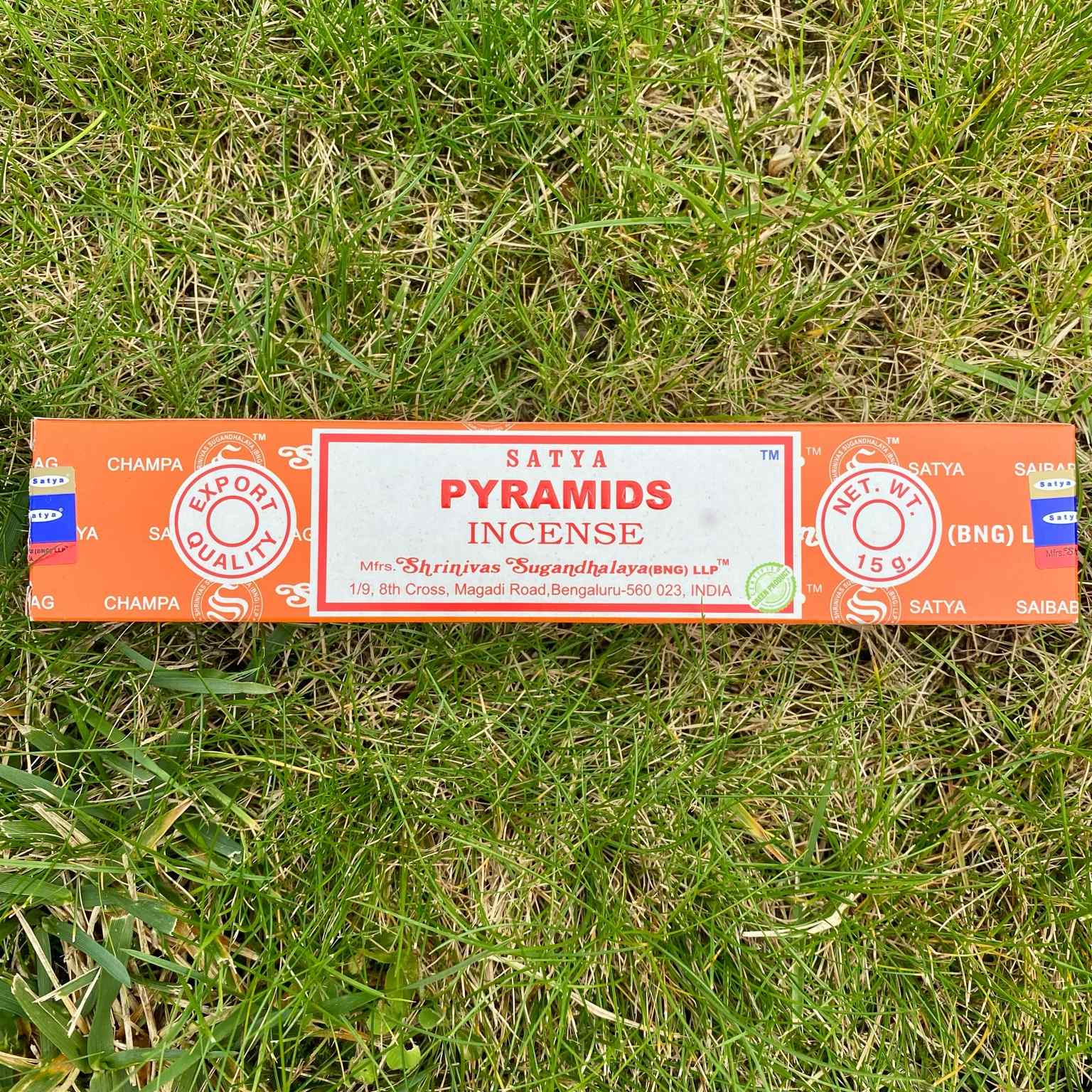 Encens Satya Pyramids, mélange oriental et spirituel, idéal pour créer une ambiance sacrée et sereine. Pour purifier l’atmosphère, les minéraux et les bijoux en pierres naturelles.