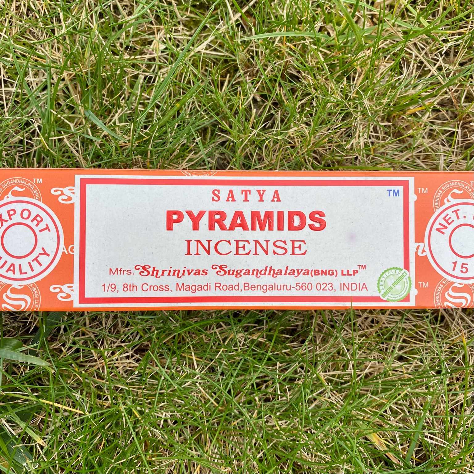 Encens Satya Pyramids, mélange oriental et spirituel, idéal pour créer une ambiance sacrée et sereine. Pour purifier l’atmosphère, les minéraux et les bijoux en pierres naturelles.