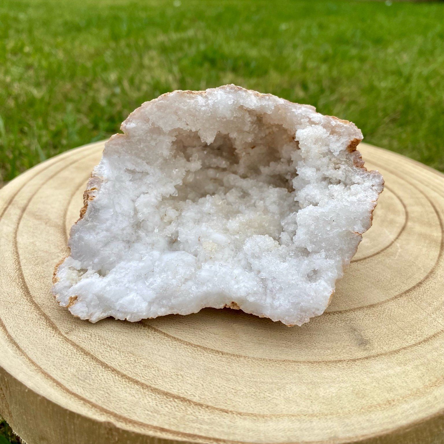 Géode de cristal de roche naturelle, cristaux blancs brillants pour purification énergétique et décoration.