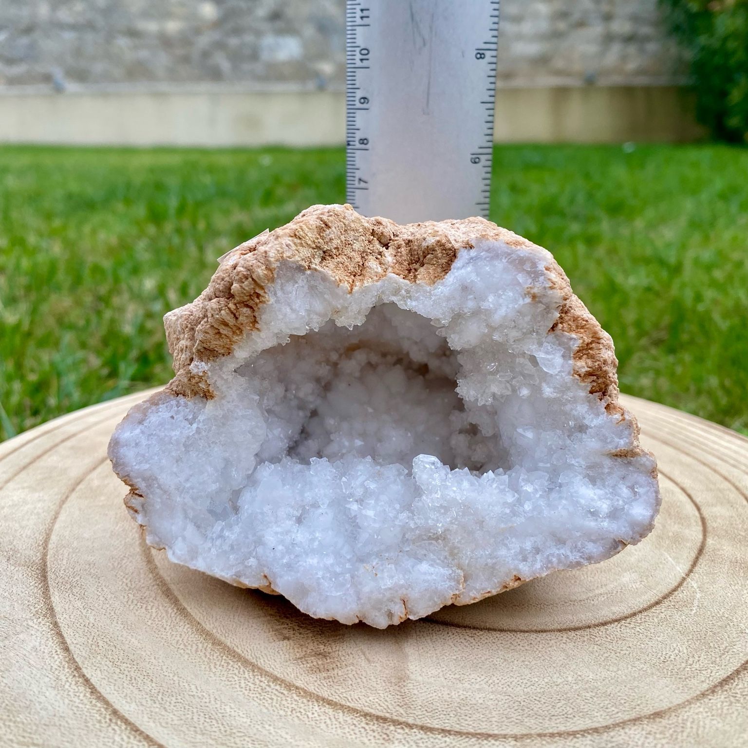Géode de cristal de roche naturelle, cristaux blancs brillants pour purification énergétique et décoration.