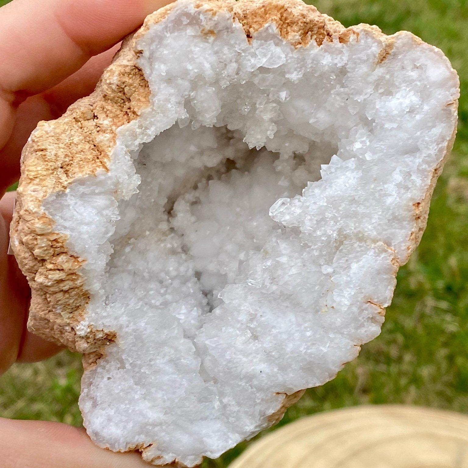 Géode de cristal de roche naturelle, cristaux blancs brillants pour purification énergétique et décoration.