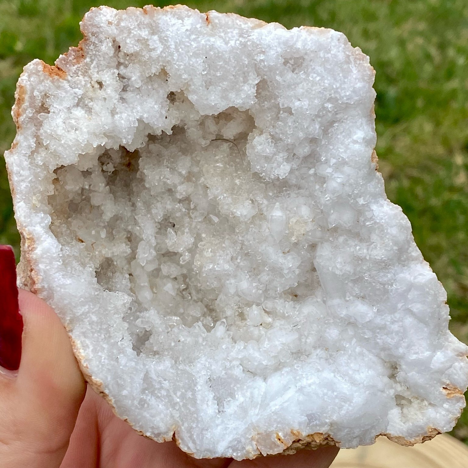 Géode de cristal de roche naturelle, cristaux blancs brillants pour purification énergétique et décoration.