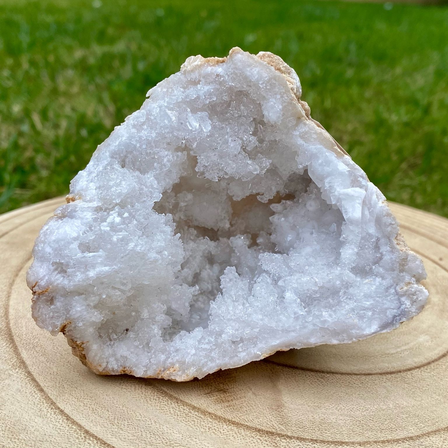 Géode de cristal de roche naturelle, cristaux blancs brillants pour purification énergétique et décoration.