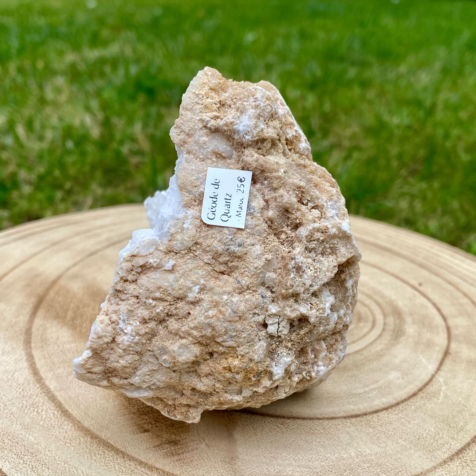 Géode de cristal de roche naturelle, cristaux blancs brillants pour purification énergétique et décoration.