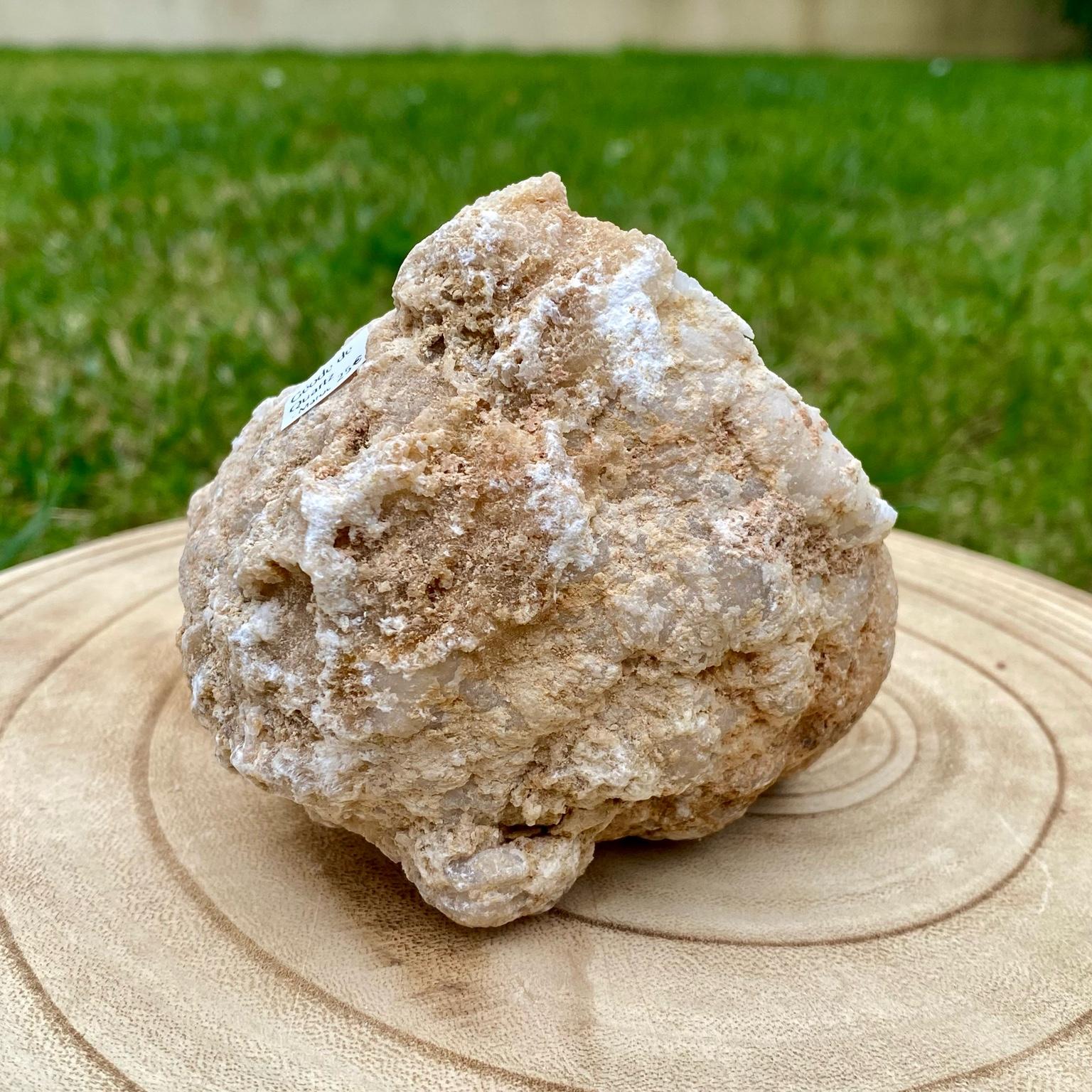 Géode de cristal de roche naturelle, cristaux blancs brillants pour purification énergétique et décoration.