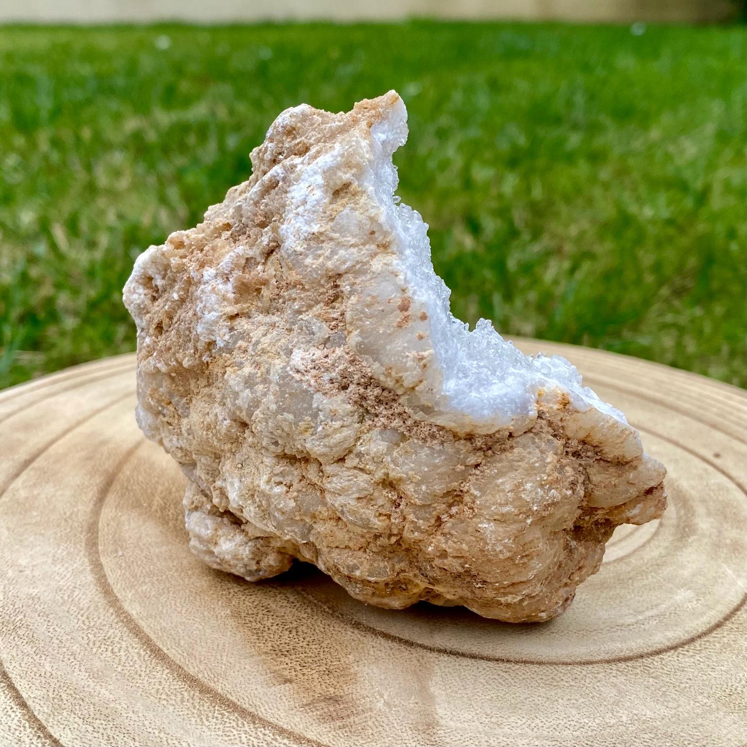 Géode de cristal de roche naturelle, cristaux blancs brillants pour purification énergétique et décoration.