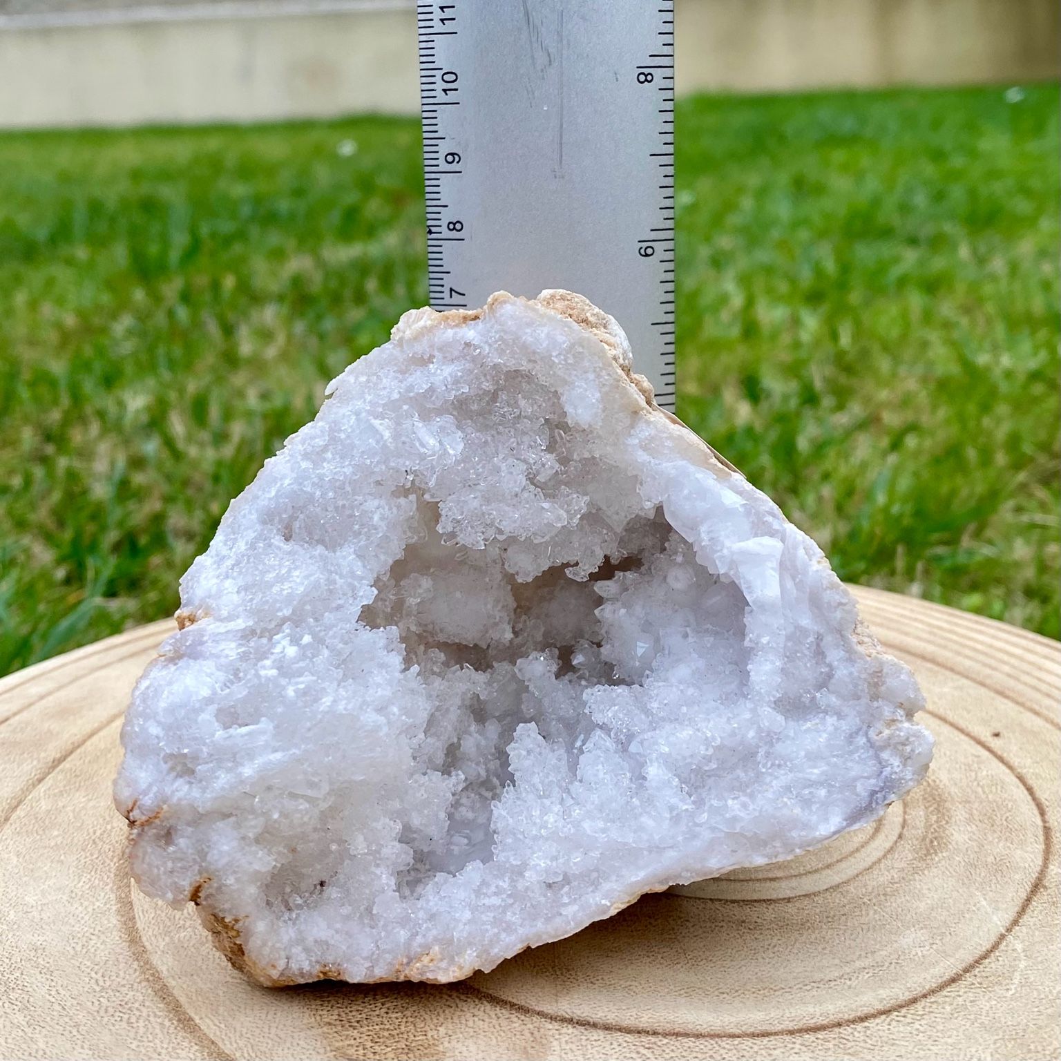 Géode de cristal de roche naturelle, cristaux blancs brillants pour purification énergétique et décoration.