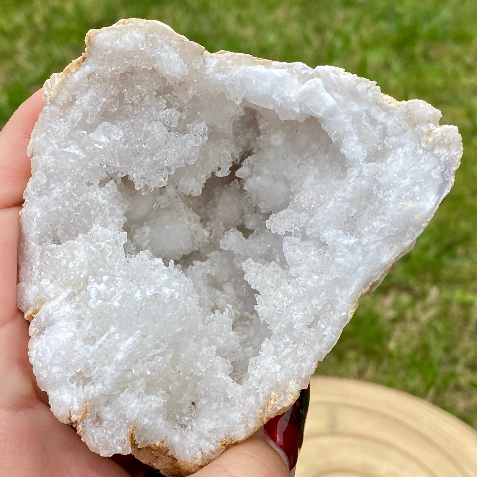 Géode de cristal de roche naturelle, cristaux blancs brillants pour purification énergétique et décoration.