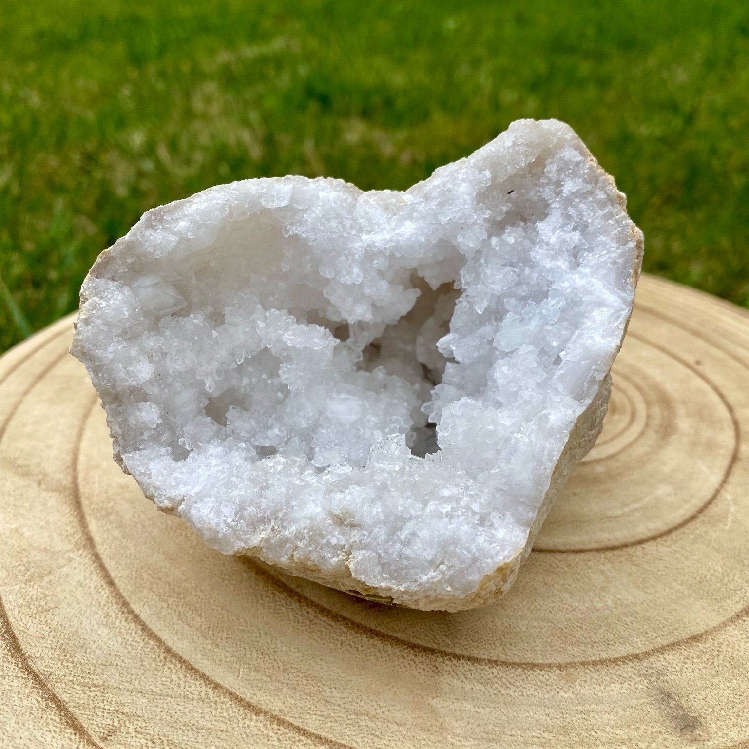 Géode de cristal de roche naturelle, cristaux blancs brillants pour purification énergétique et décoration.