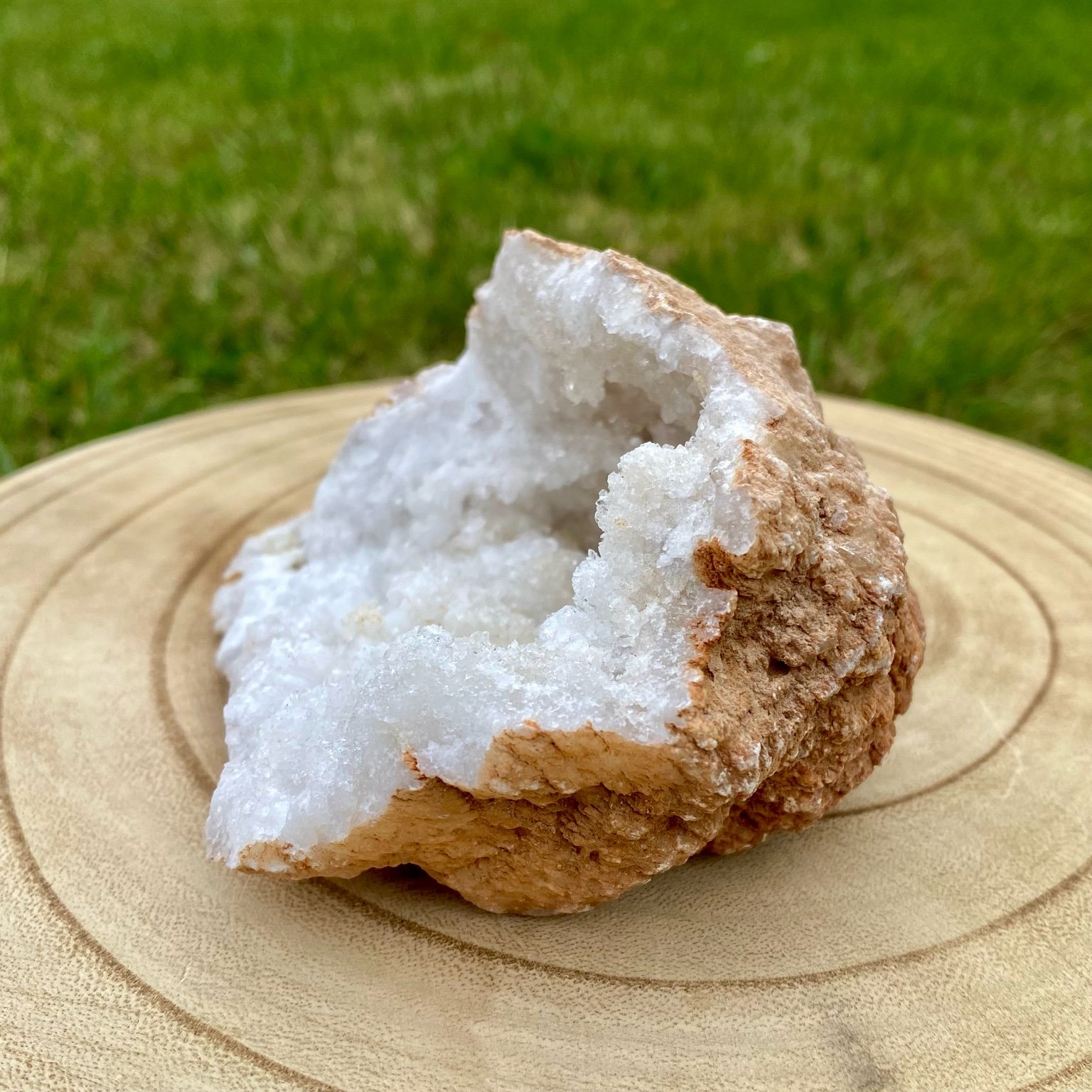Géode de cristal de roche naturelle, cristaux blancs brillants pour purification énergétique et décoration.