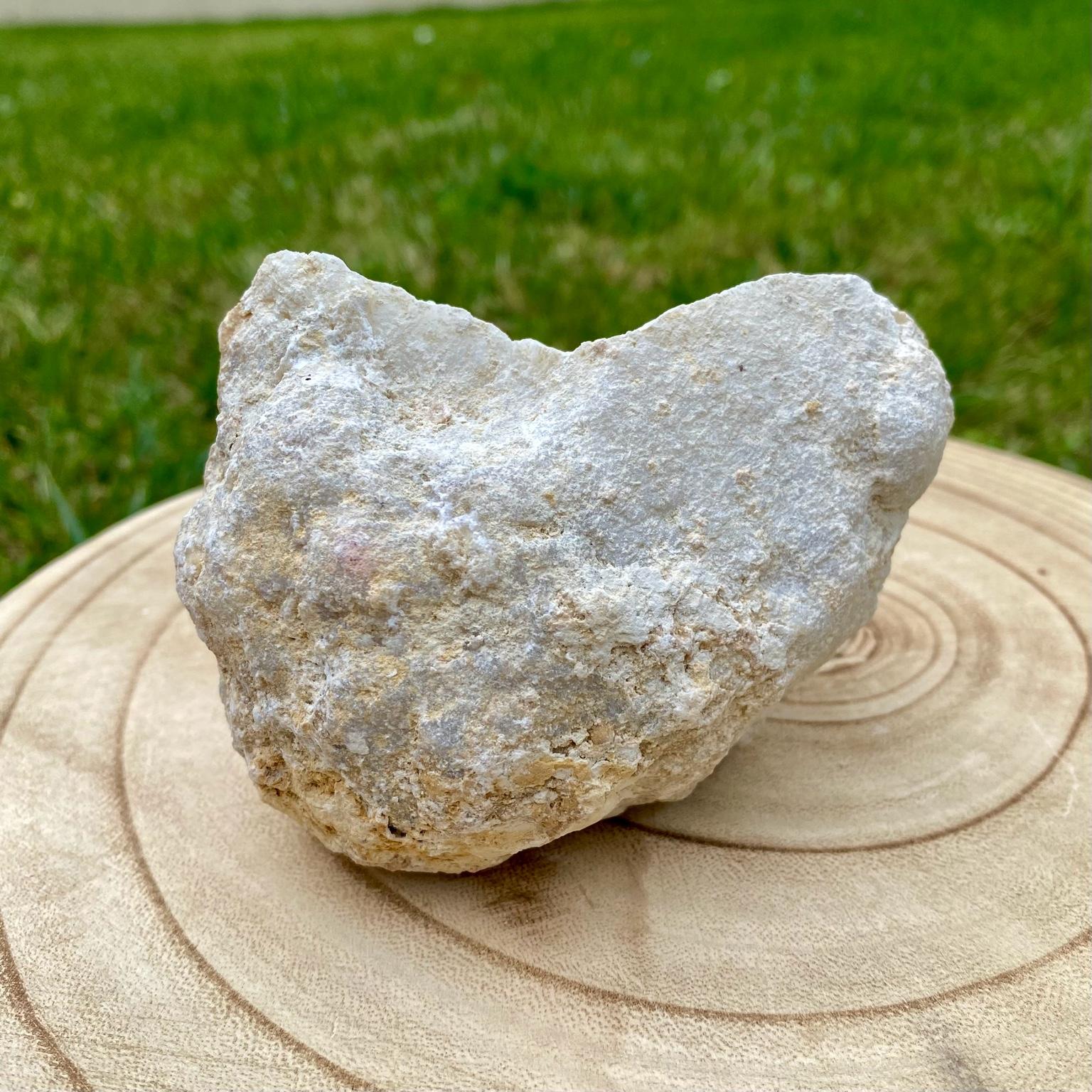 Géode de cristal de roche naturelle, cristaux blancs brillants pour purification énergétique et décoration.