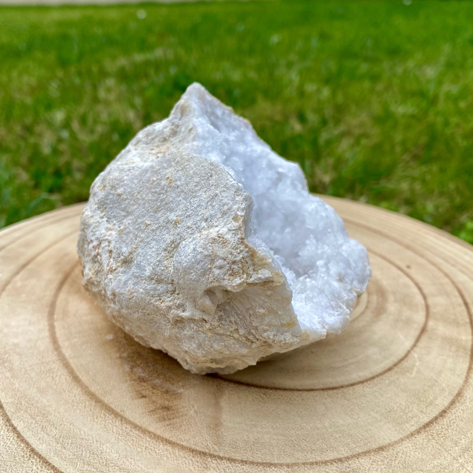 Géode de cristal de roche naturelle, cristaux blancs brillants pour purification énergétique et décoration.