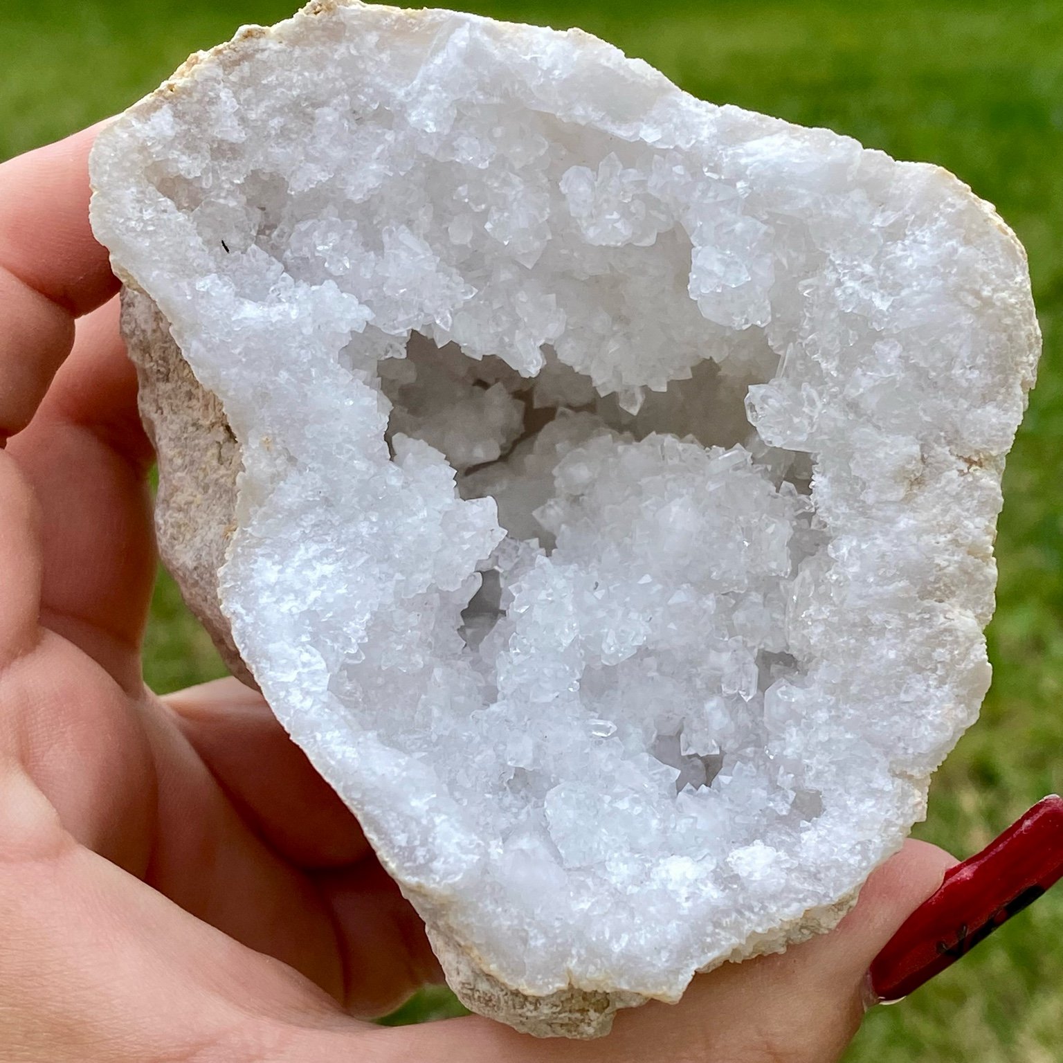 Géode de cristal de roche naturelle, cristaux blancs brillants pour purification énergétique et décoration.