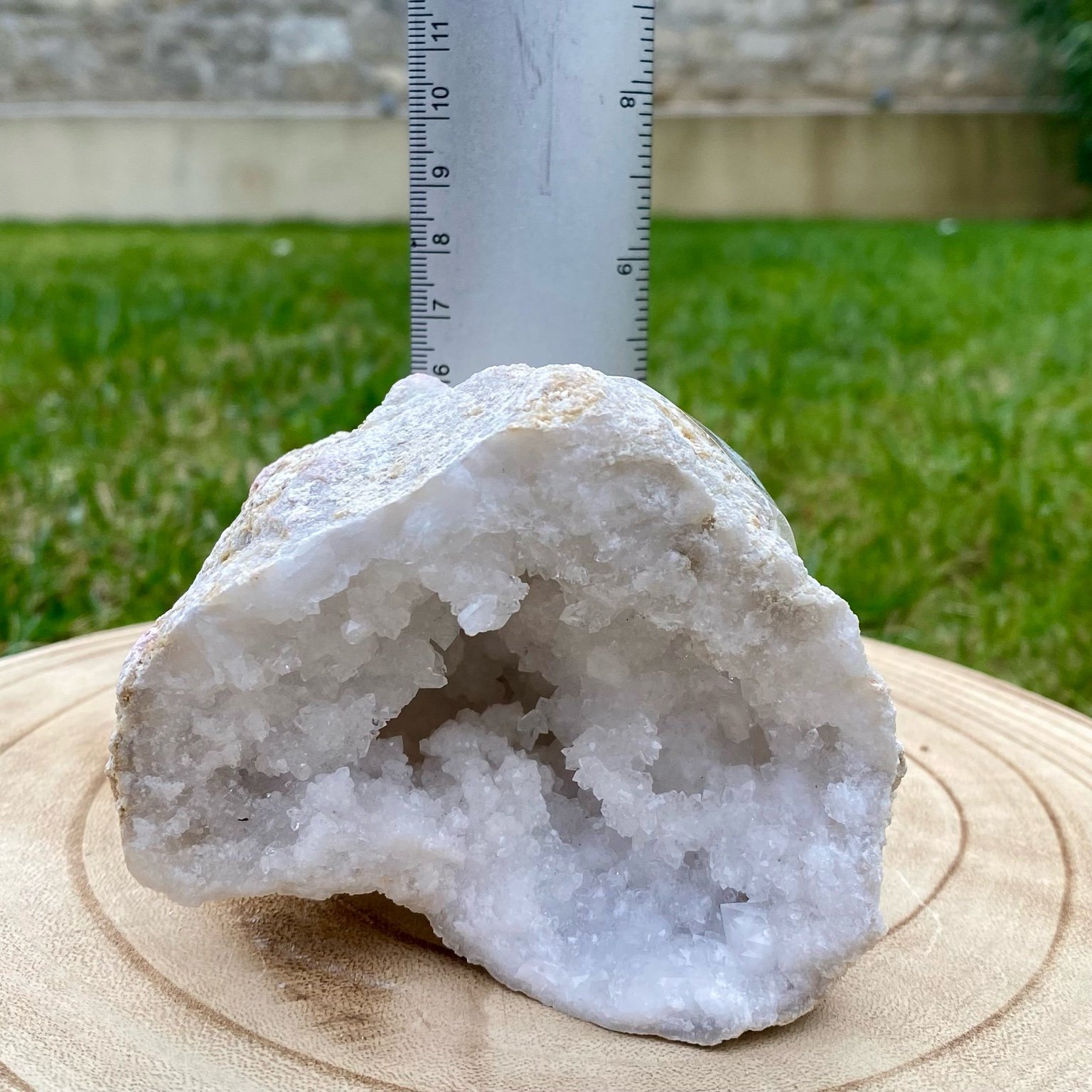 Géode de cristal de roche naturelle, cristaux blancs brillants pour purification énergétique et décoration.