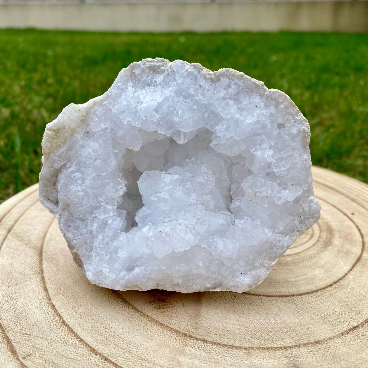 Géode de cristal de roche naturelle, cristaux blancs brillants pour purification énergétique et décoration.
