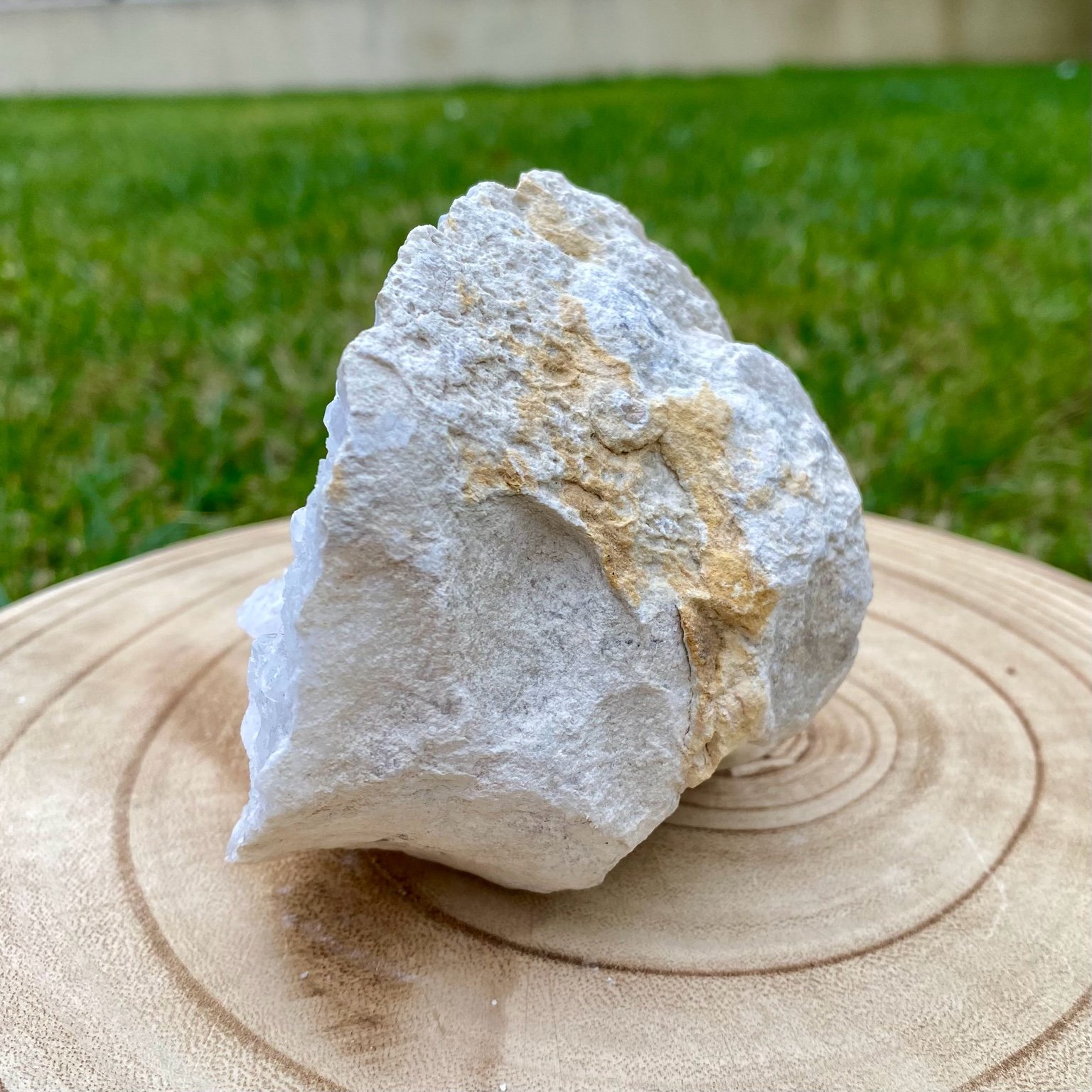 Géode de cristal de roche naturelle, cristaux blancs brillants pour purification énergétique et décoration.