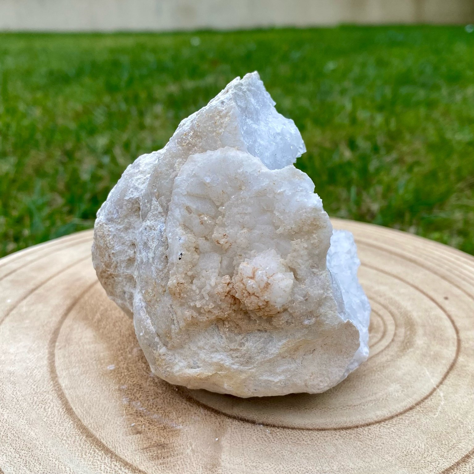 Géode de cristal de roche naturelle, cristaux blancs brillants pour purification énergétique et décoration.