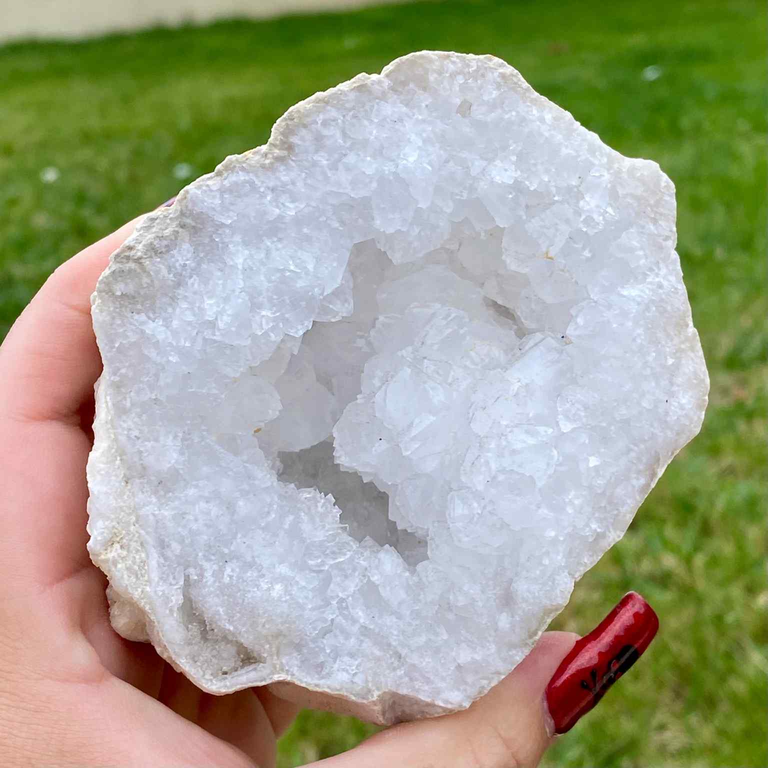 Géode de cristal de roche naturelle, cristaux blancs brillants pour purification énergétique et décoration.