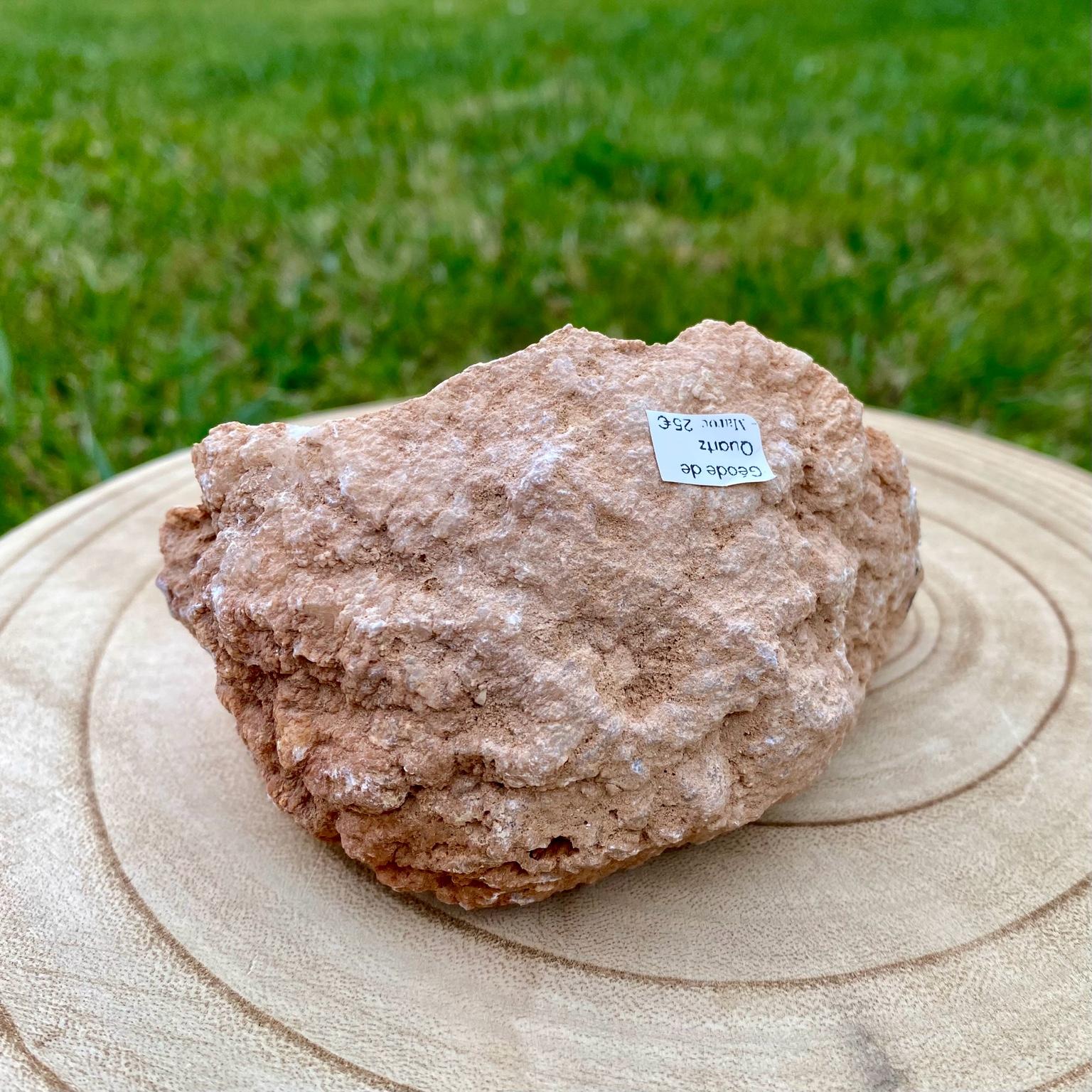 Géode de cristal de roche naturelle, cristaux blancs brillants pour purification énergétique et décoration.