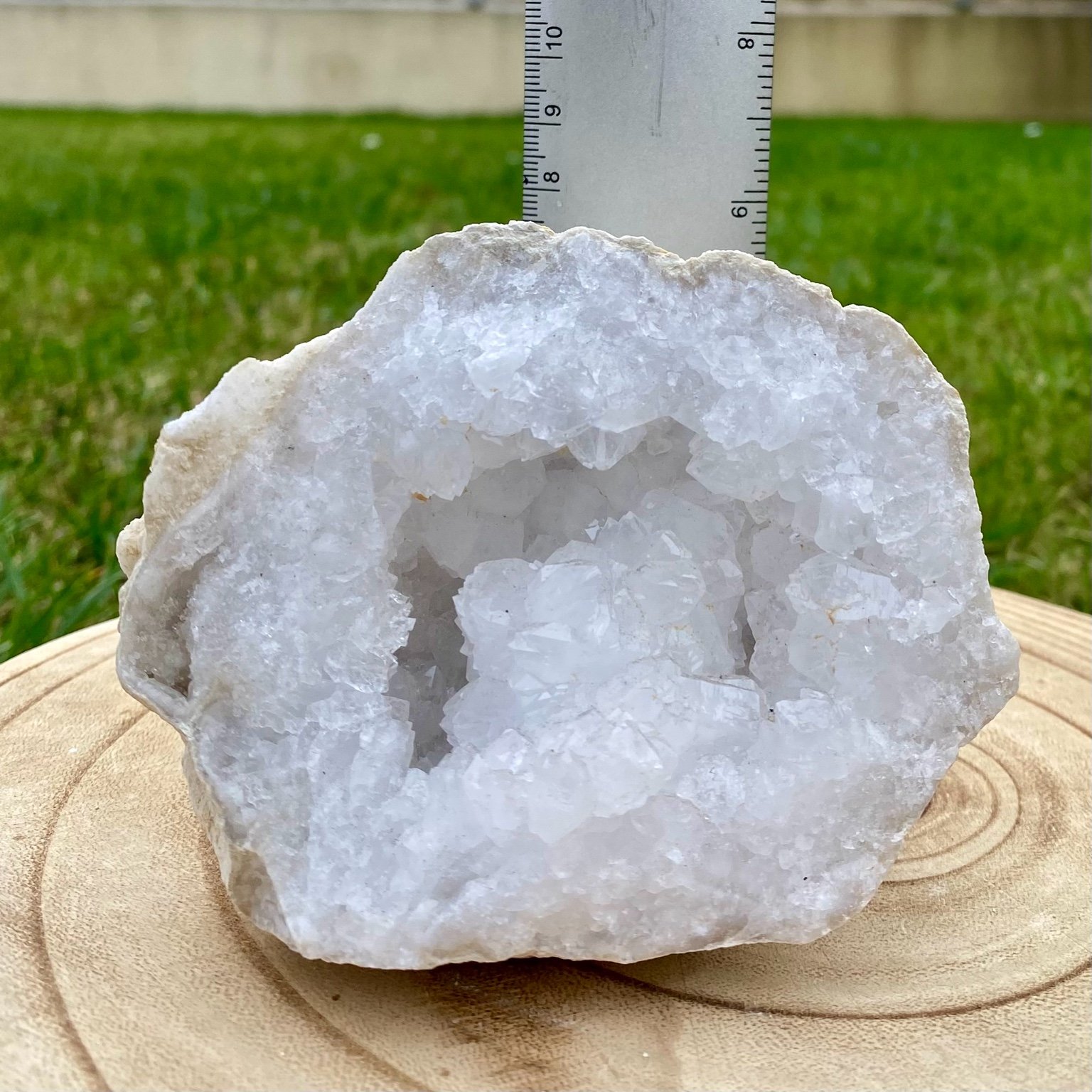 Géode de cristal de roche naturelle, cristaux blancs brillants pour purification énergétique et décoration.