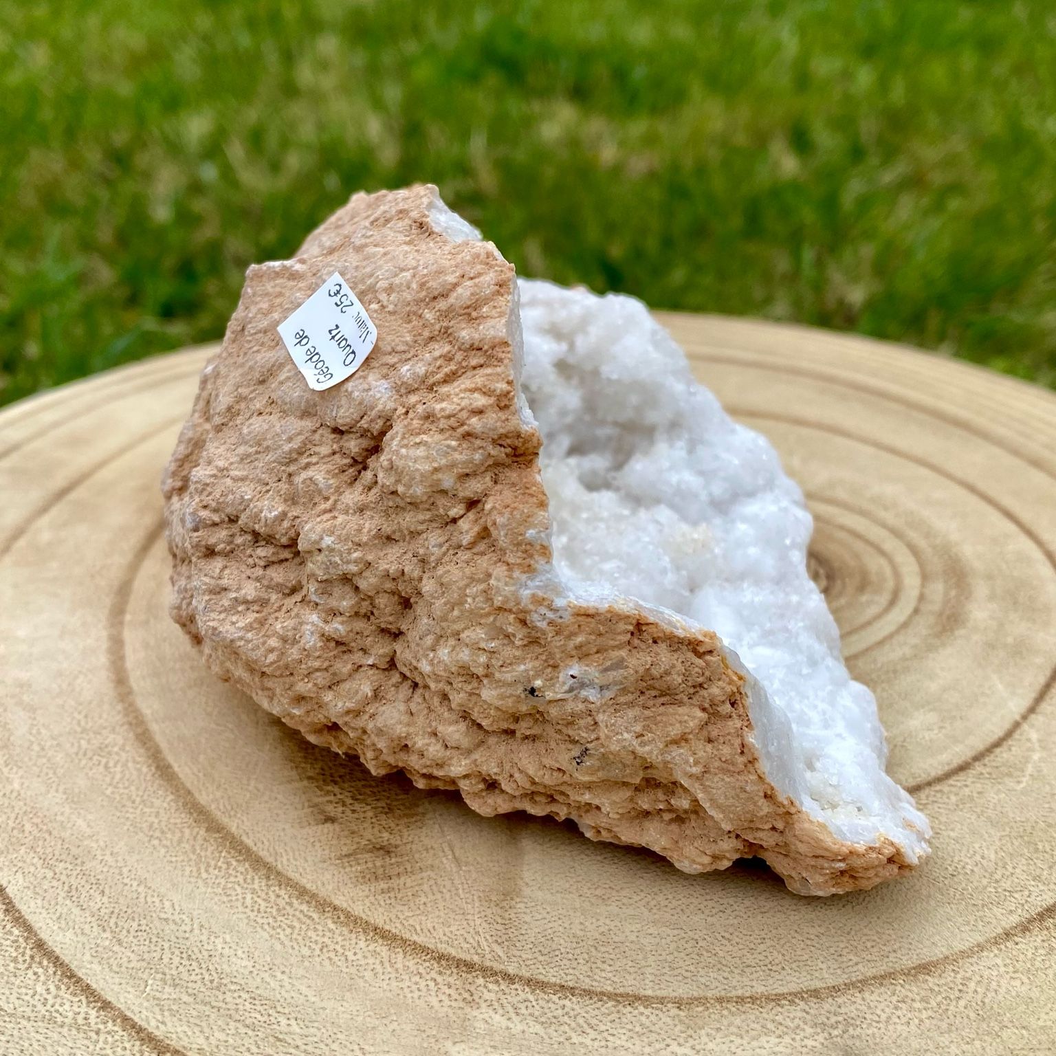 Géode de cristal de roche naturelle, cristaux blancs brillants pour purification énergétique et décoration.