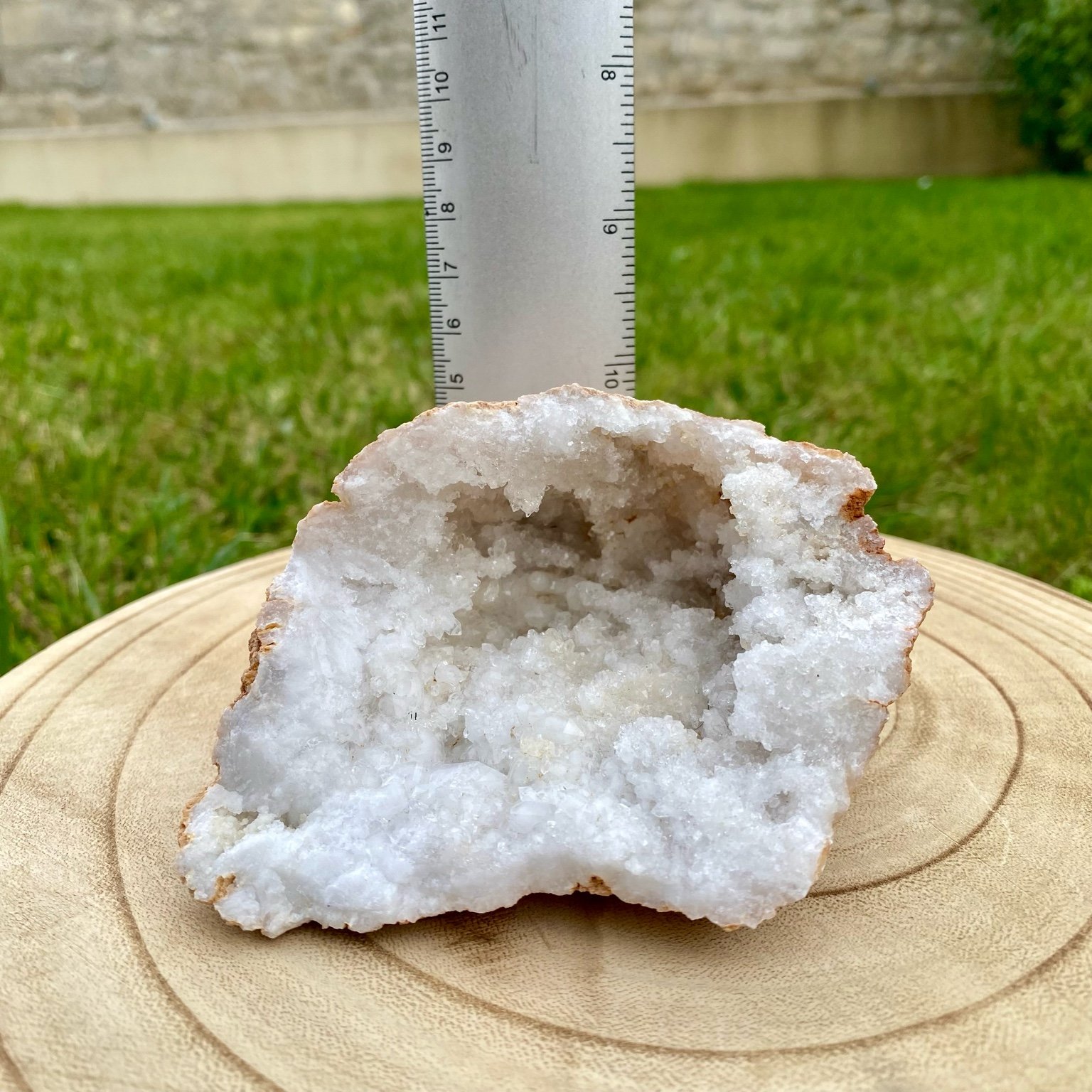 Géode de cristal de roche naturelle, cristaux blancs brillants pour purification énergétique et décoration.