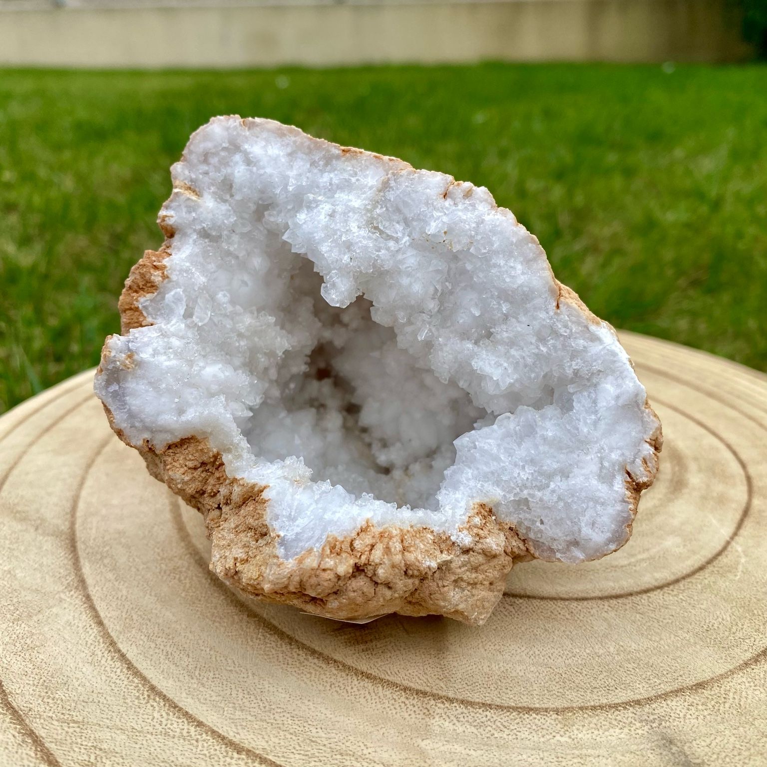 Géode de cristal de roche naturelle, cristaux blancs brillants pour purification énergétique et décoration.
