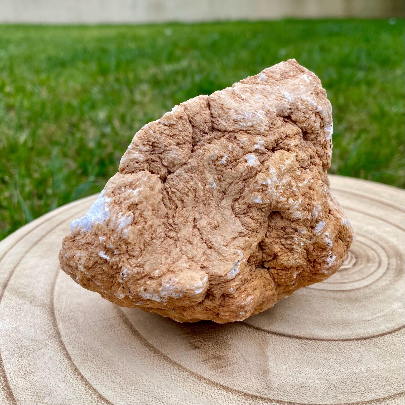 Géode de cristal de roche naturelle, cristaux blancs brillants pour purification énergétique et décoration.