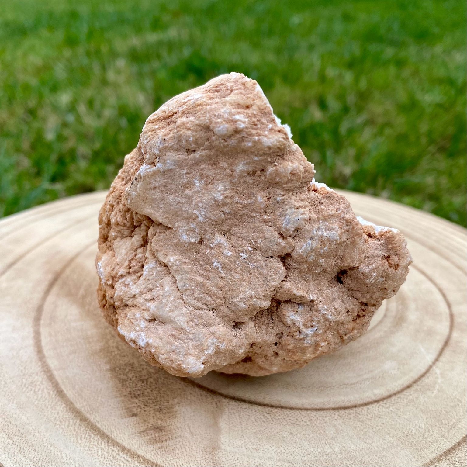 Géode de cristal de roche naturelle, cristaux blancs brillants pour purification énergétique et décoration.
