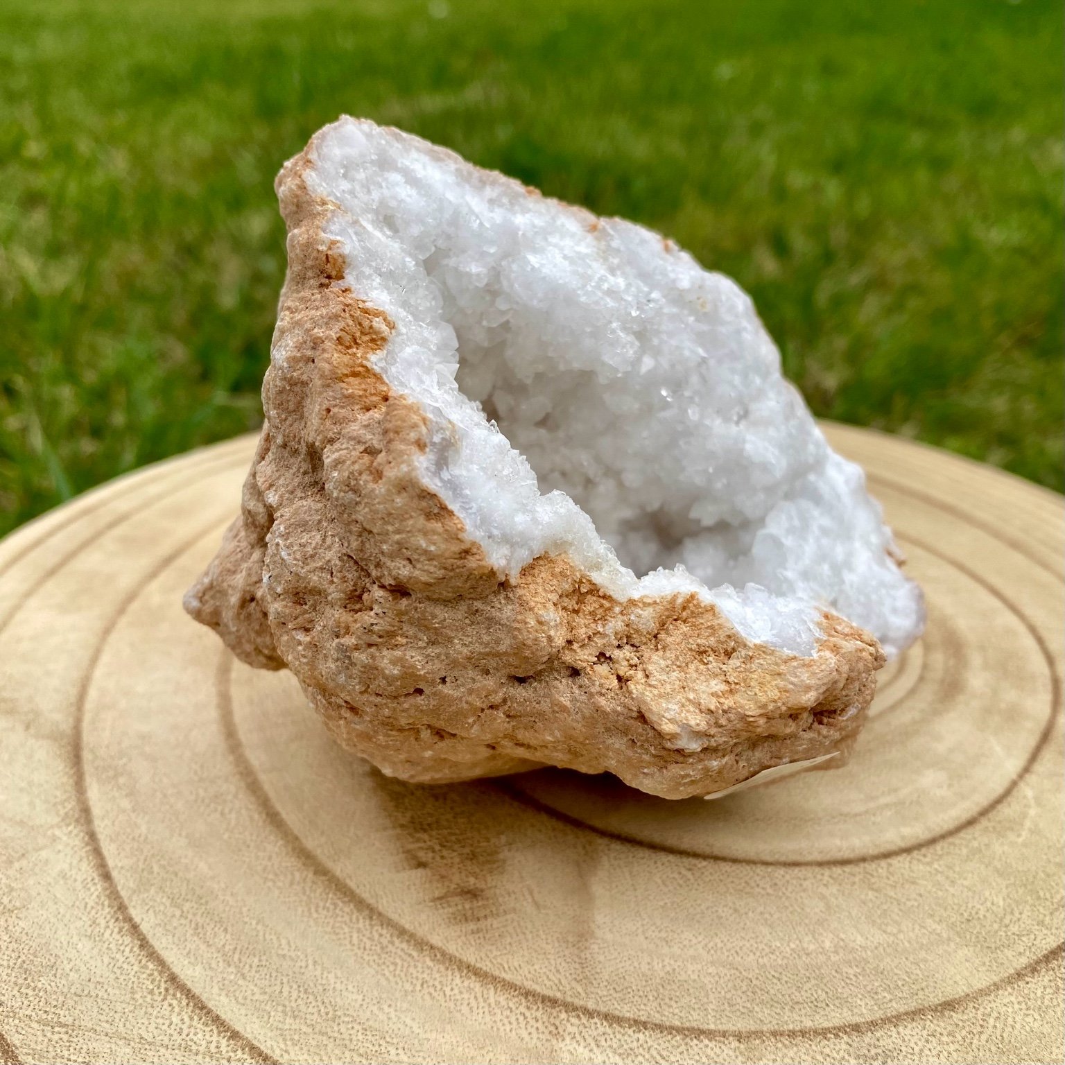Géode de cristal de roche naturelle, cristaux blancs brillants pour purification énergétique et décoration.