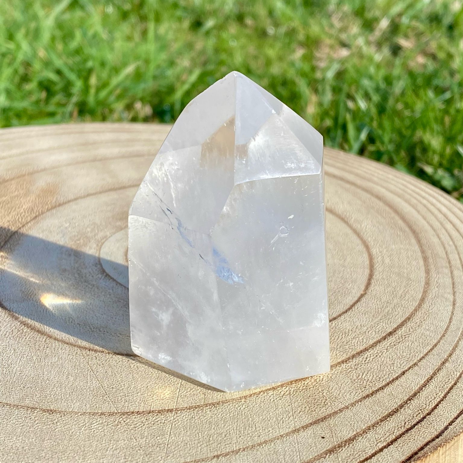 Pointe de cristal de roche nuageux, pierre claire et voilée, symbole d’introspection et de calme intérieur.