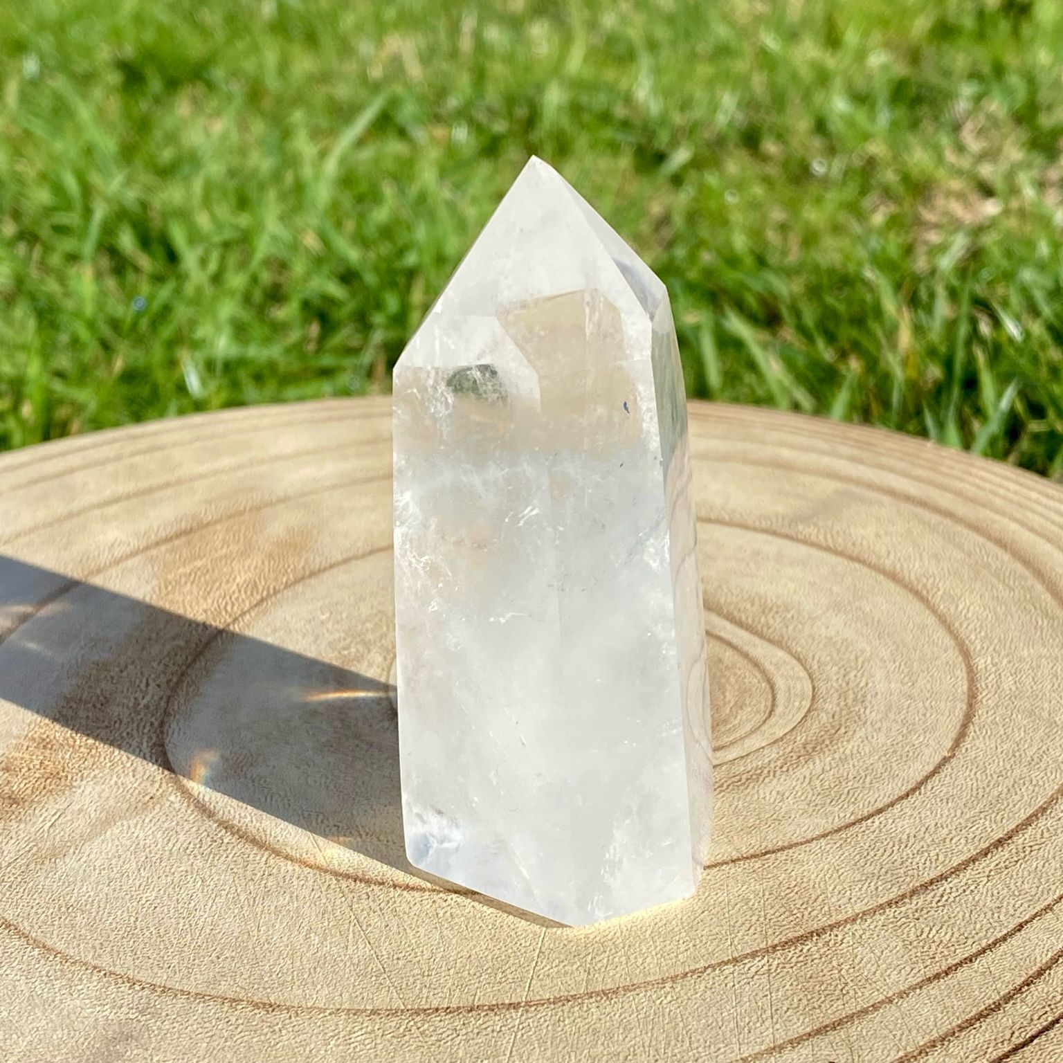 Pointe de cristal de roche nuageux, pierre claire et voilée, symbole d’introspection et de calme intérieur.